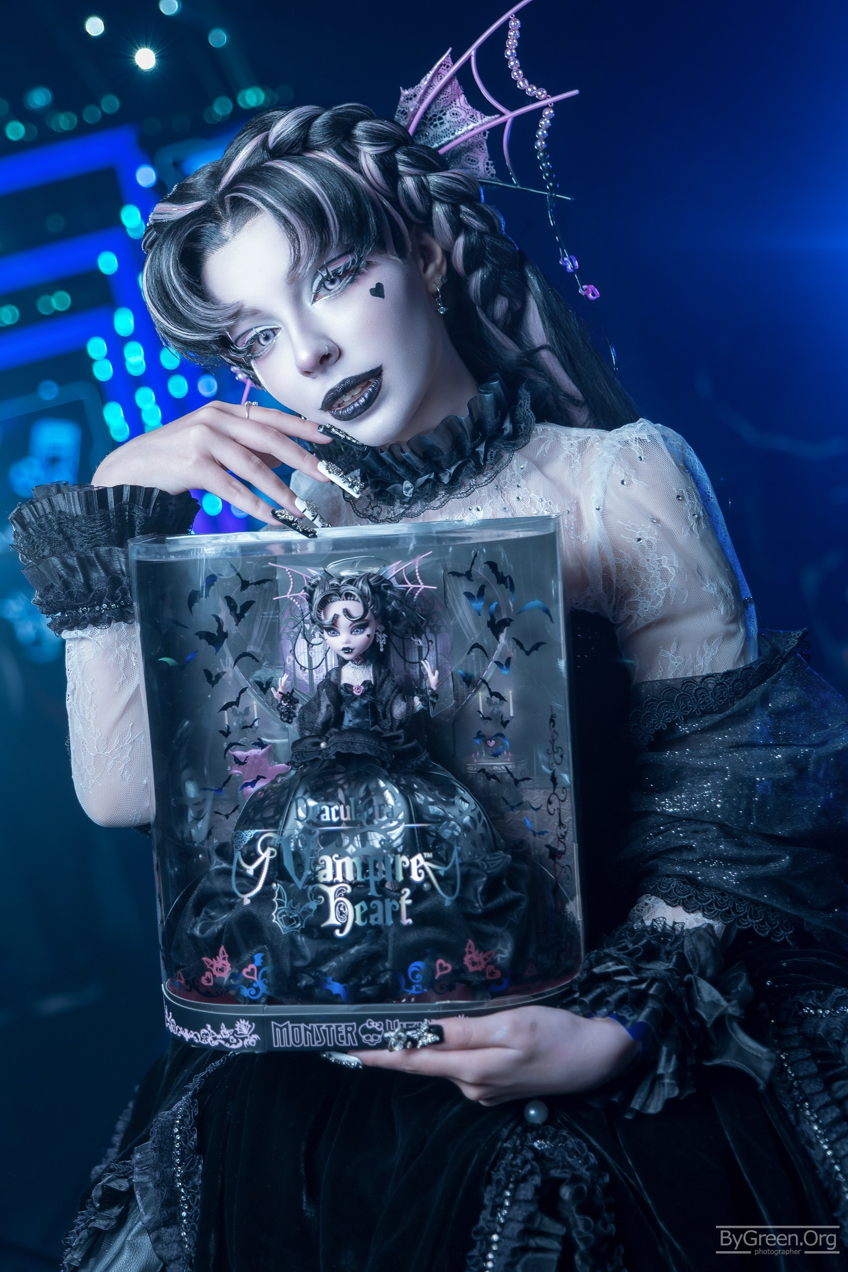 Cosplay of Draculaura from Monster High — Vampire Heart doll box, Fandom Fest 2026, Moscow