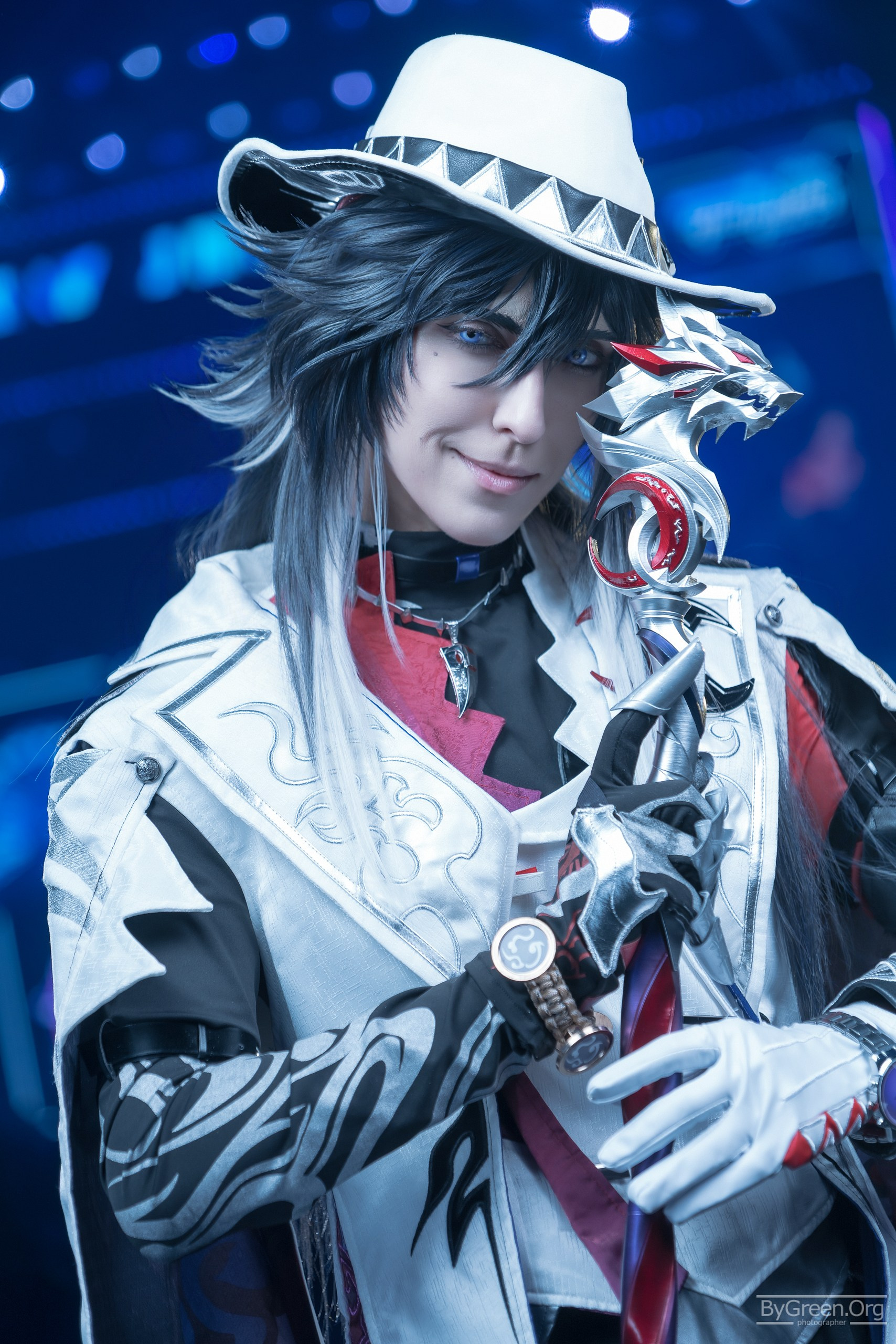 Cosplay of Boothill from Honkai: Star Rail — white hat and mechanical arm, Fandom Fest 2026, Moscow