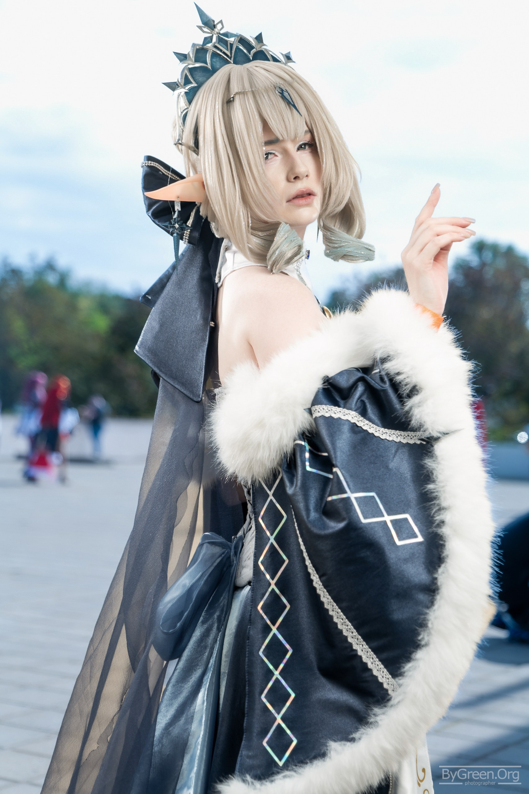 Cosplay of the Tsaritsa from Genshin Impact — crown and fur cloak, VIBE.CON 2026, Moscow