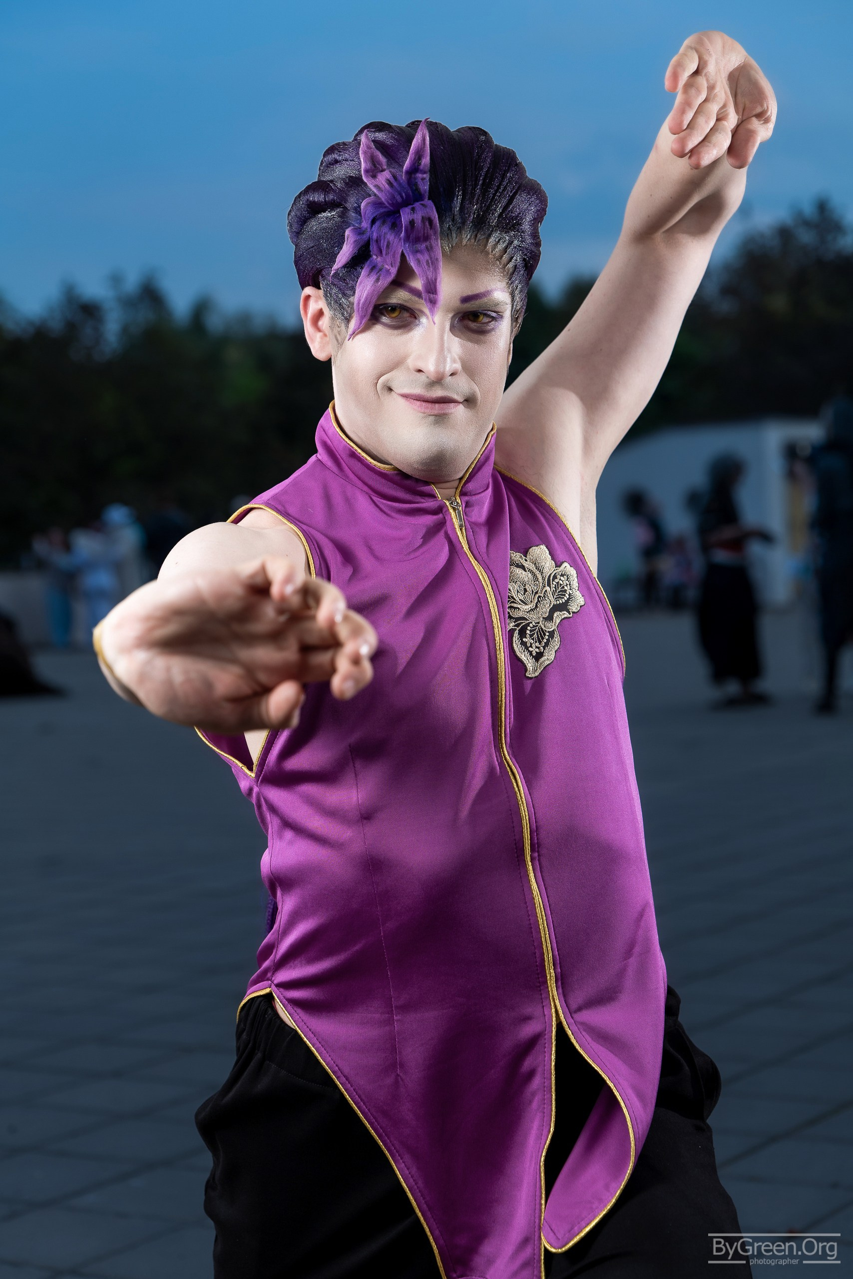 Cosplay of Ran from Hell's Paradise — purple petal hair and fighting stance, VIBE.CON 2026, Moscow