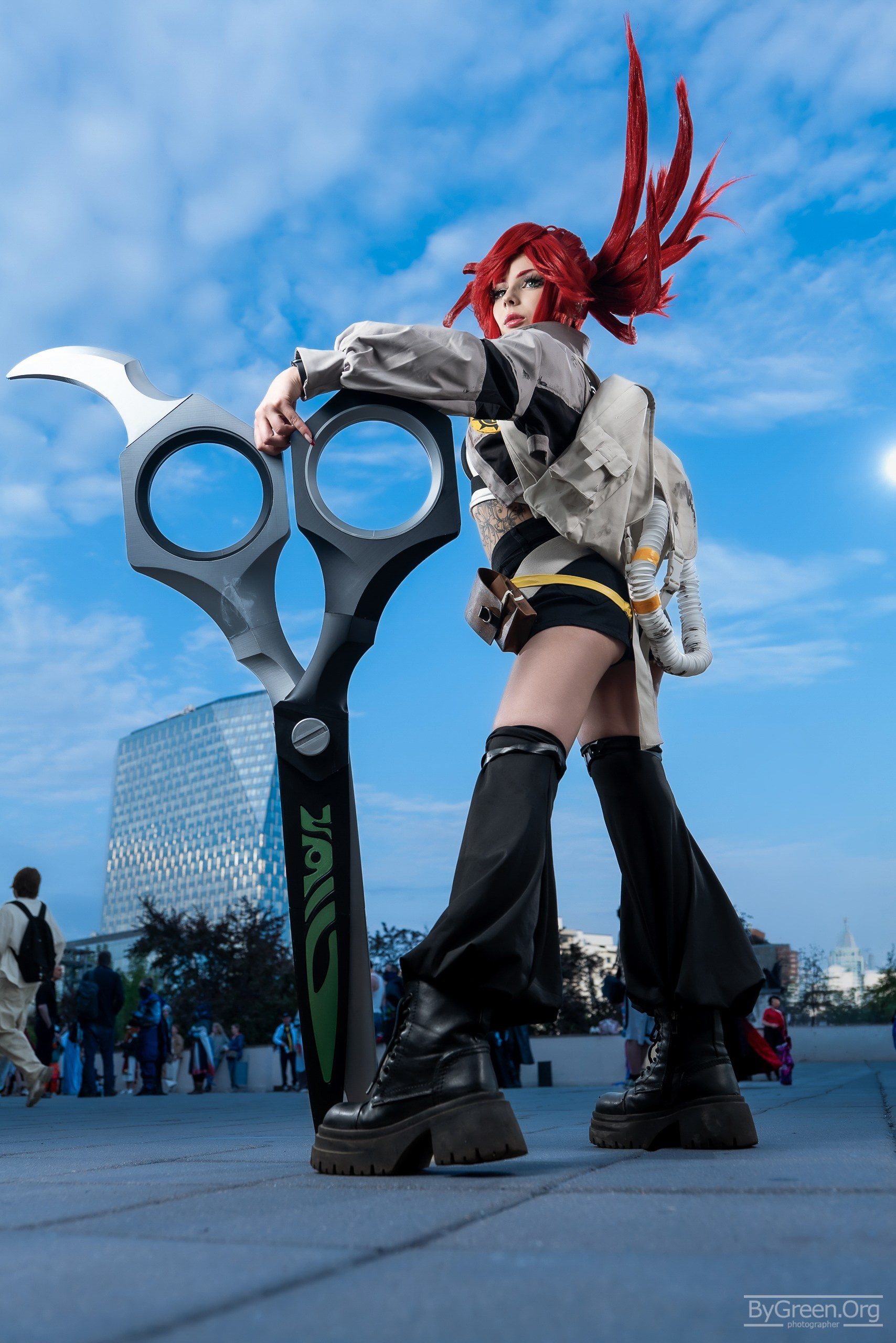 Cosplay of Riyo from Gachiakuta — towering scissors, low angle, VIBE.CON 2026, Moscow