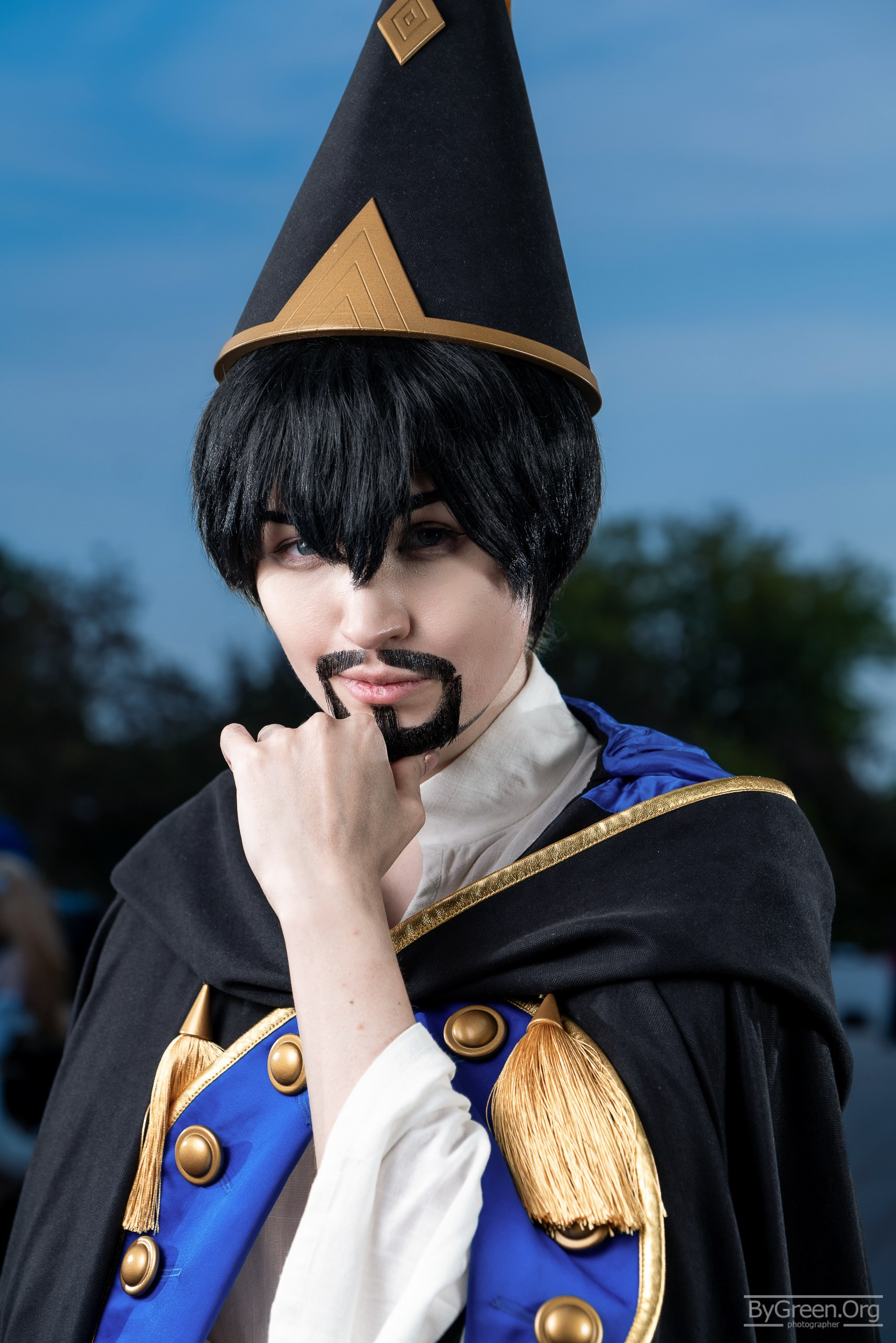 Cosplay of Olruggio from Witch Hat Atelier — black pointed hat, portrait, VIBE.CON 2026, Moscow