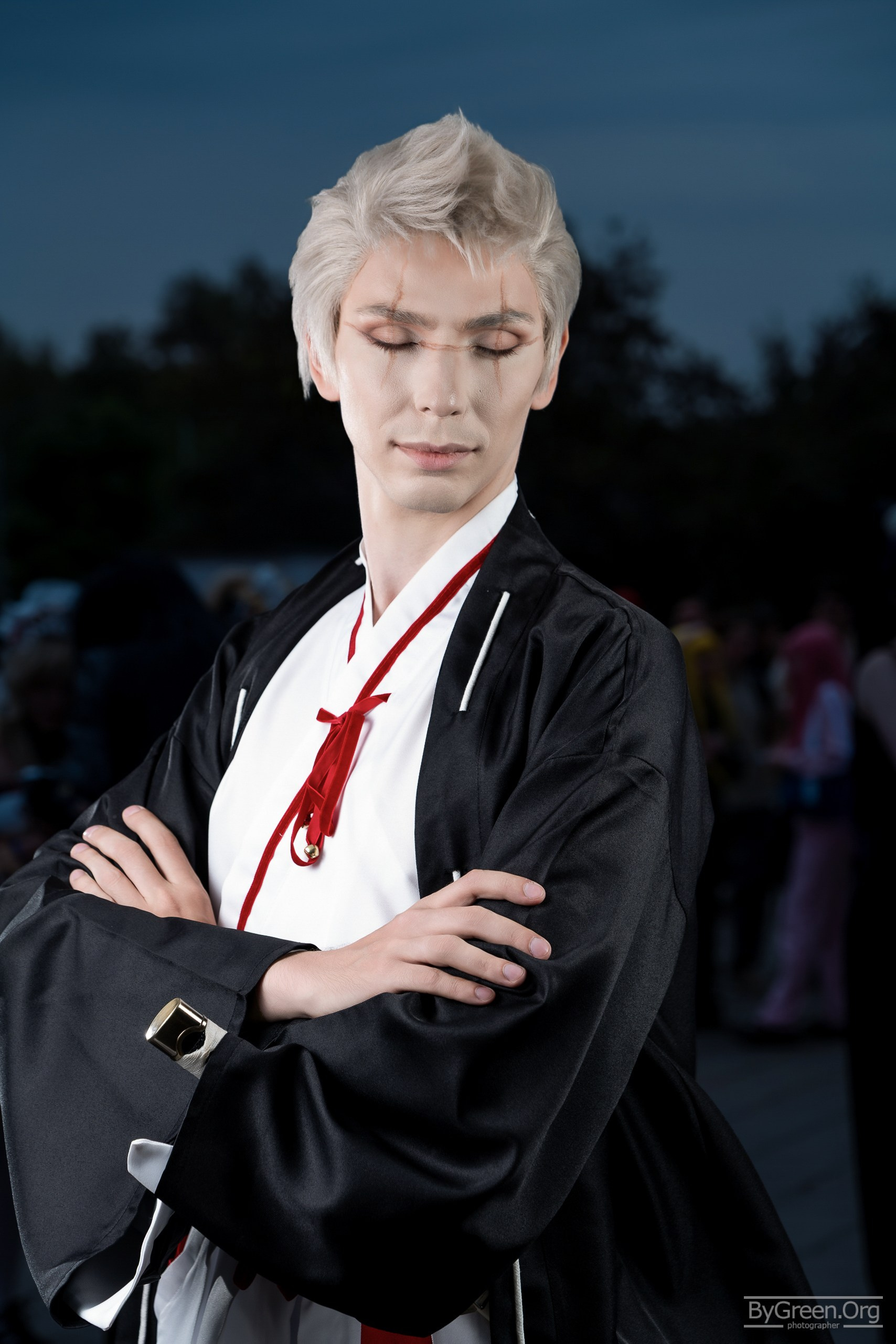 Cosplay of Shion from Hell's Paradise — facial scars, closed eyes, black kimono, VIBE.CON 2026, Moscow