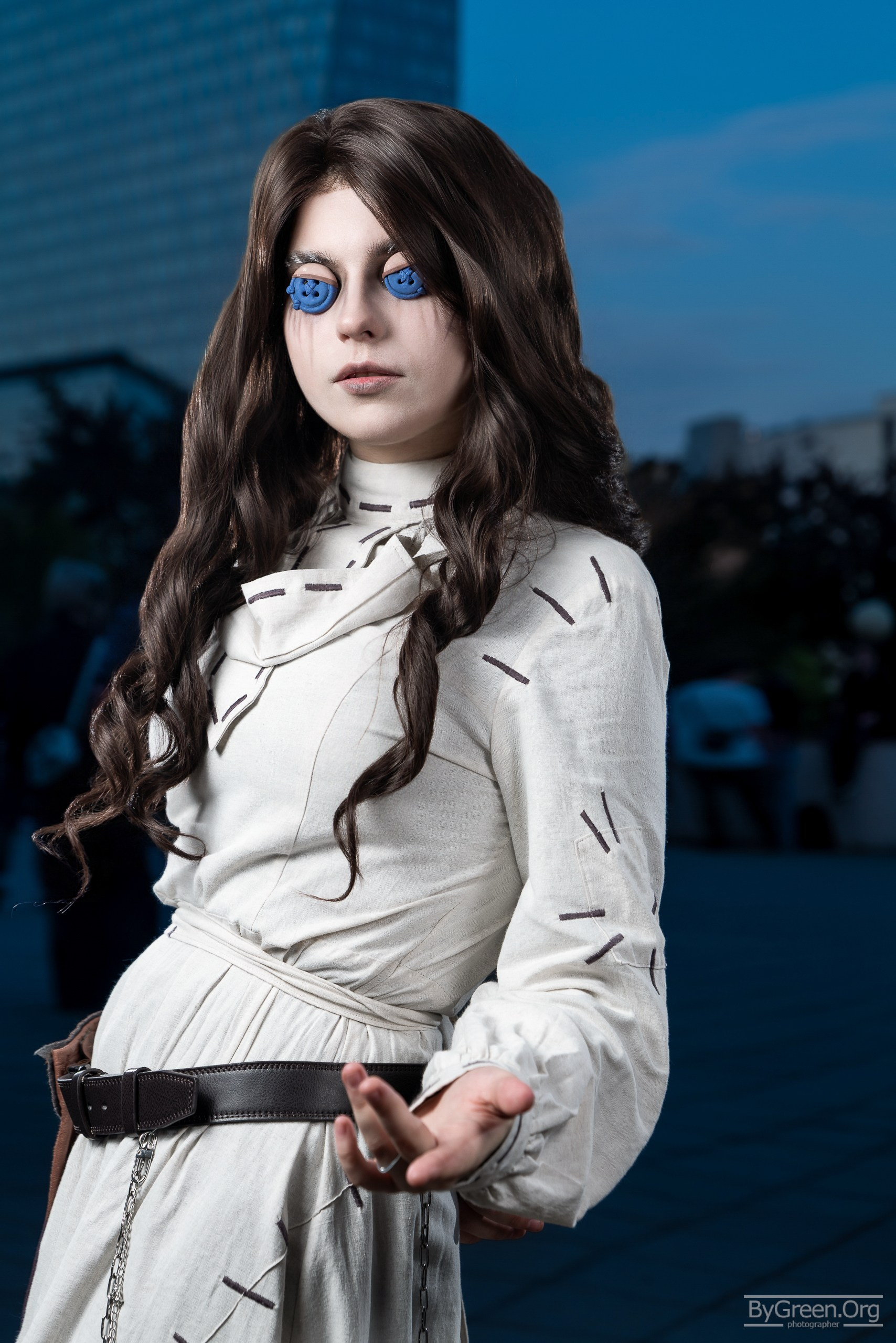 Cosplay from Coraline — button eyes and white outfit, VIBE.CON 2026, Moscow