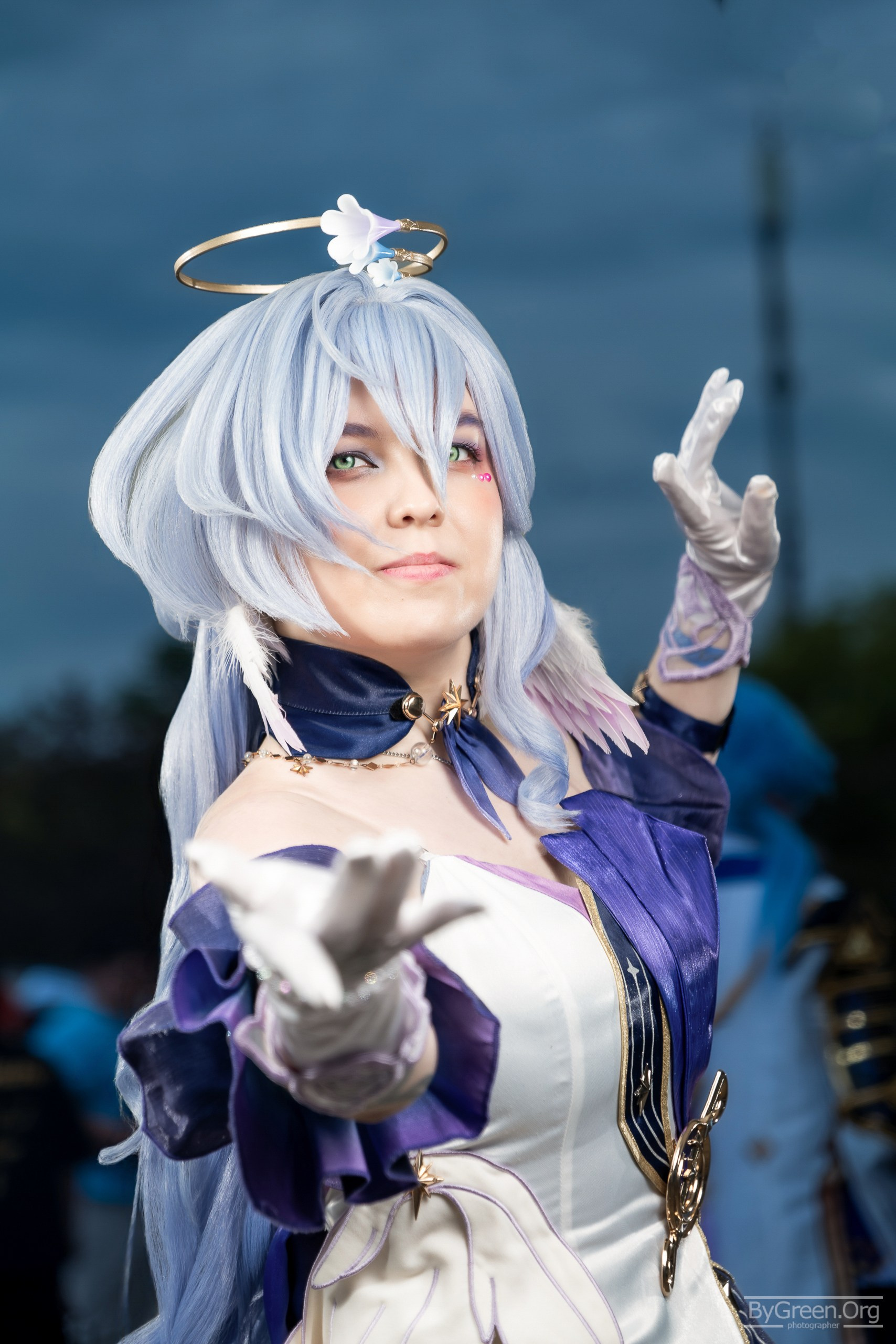 Cosplay of Robin from Honkai: Star Rail — halo and hand gesture, VIBE.CON 2026, Moscow