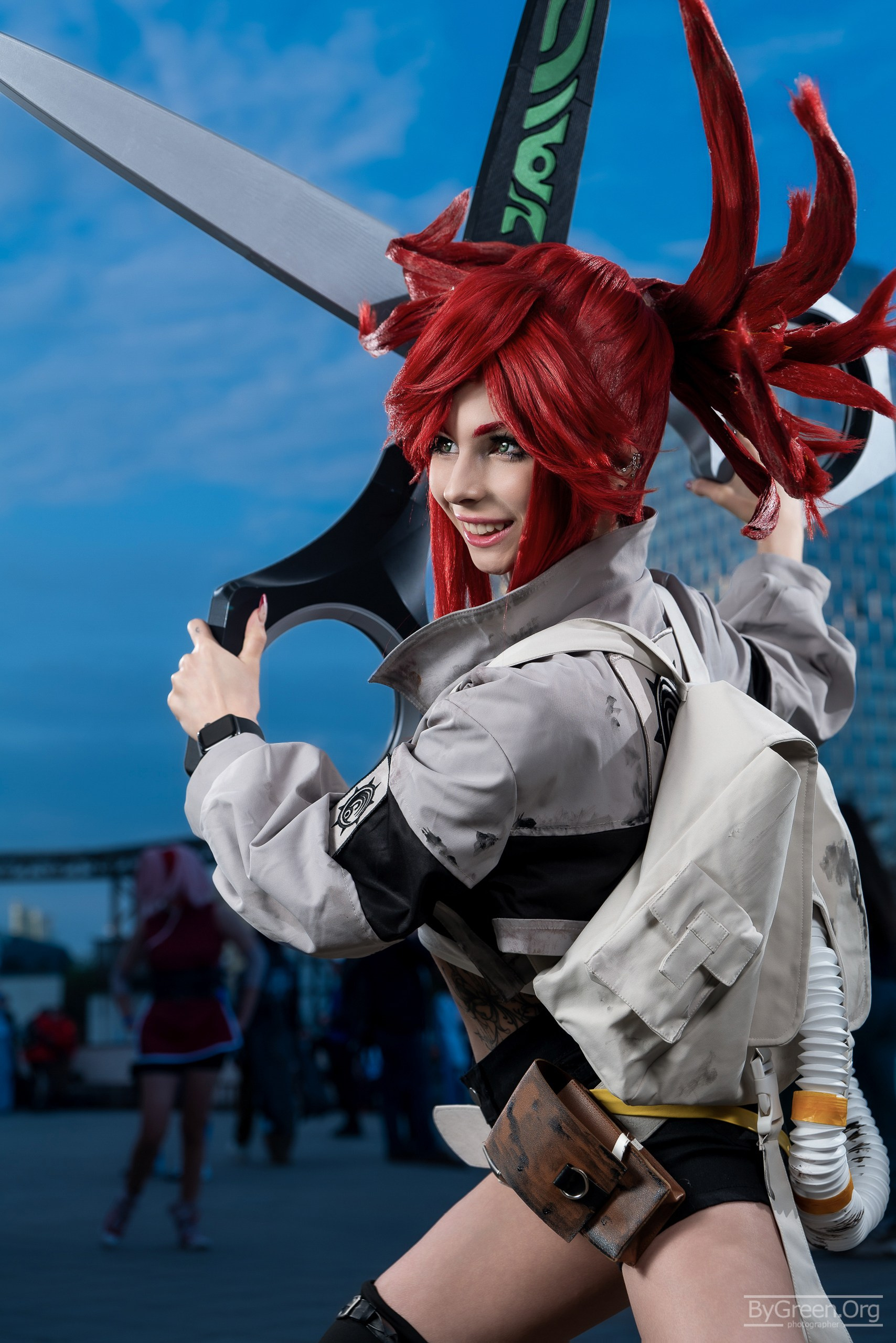Cosplay of Riyo from Gachiakuta — scissors over her shoulder, smiling, VIBE.CON 2026, Moscow