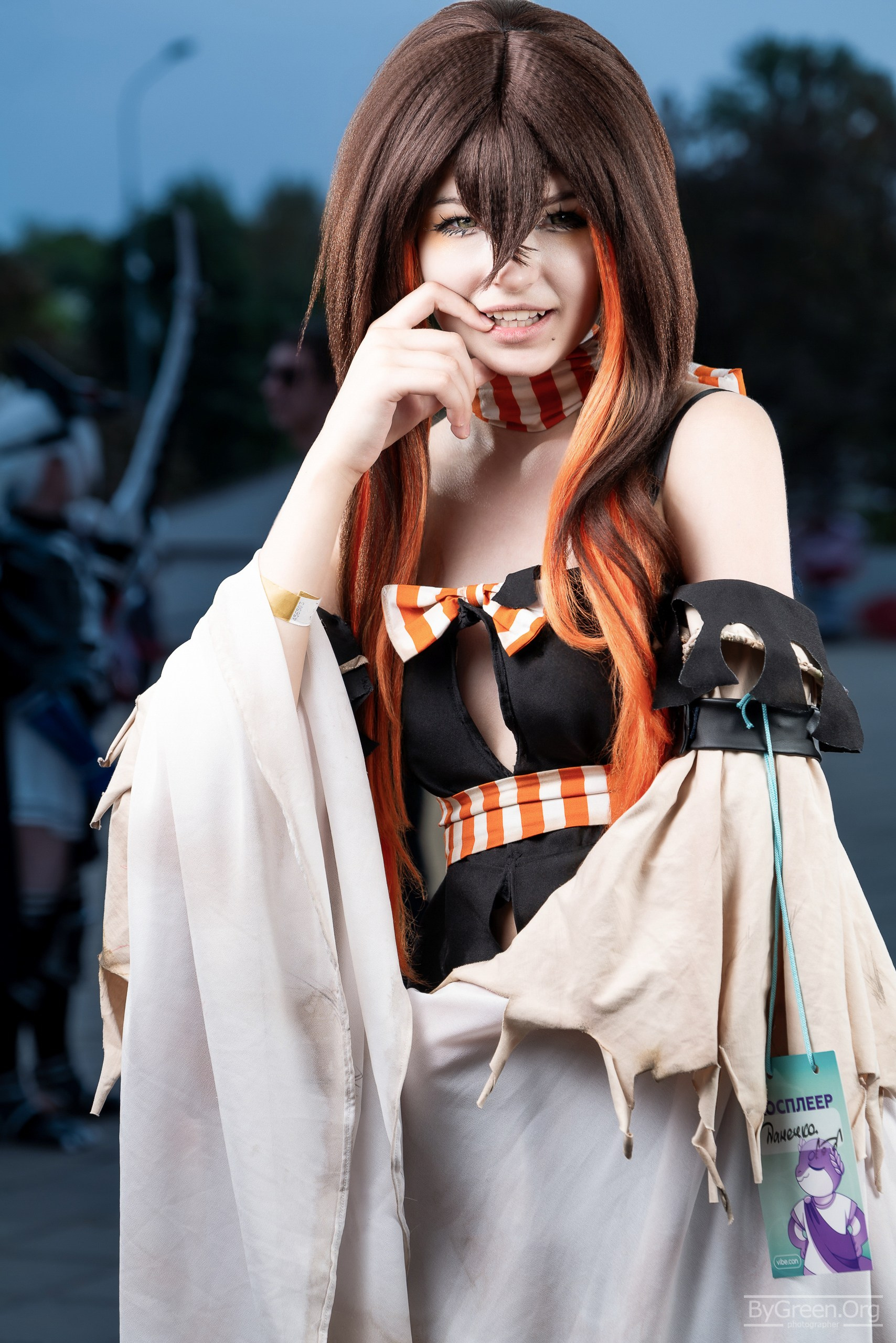 Cosplay of Amo from Gachiakuta — ragged sleeves and an orange striped scarf, VIBE.CON 2026, Moscow