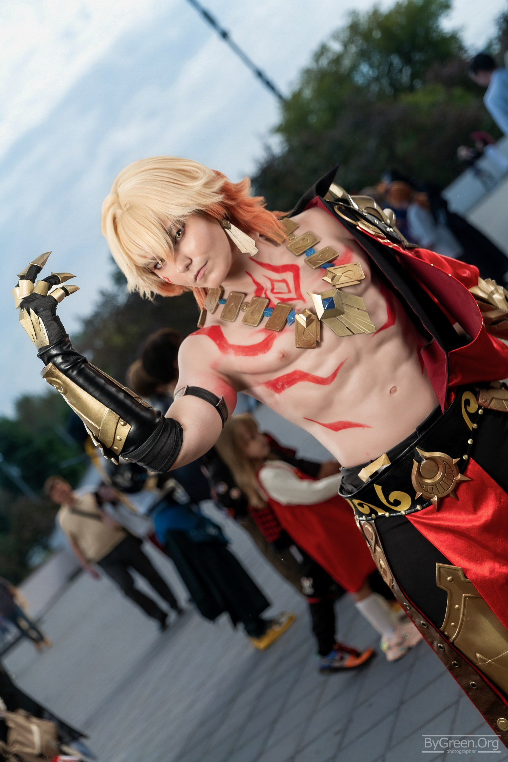 Cosplay of Mydei from Honkai: Star Rail — red cape and golden claws, VIBE.CON 2026, Moscow