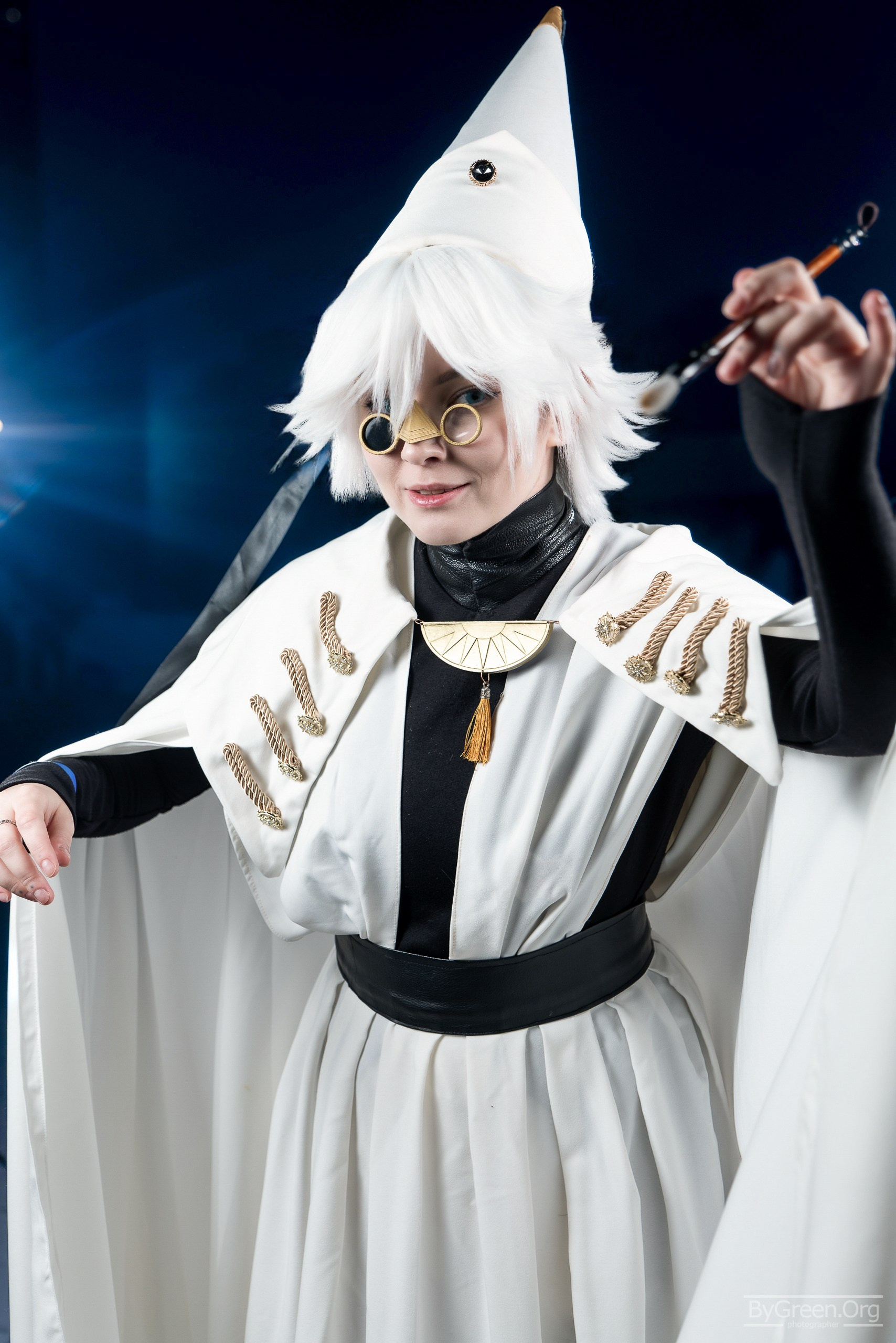 Cosplay of Qifrey from Witch Hat Atelier — night portrait with a coin, VIBE.CON 2026, Moscow