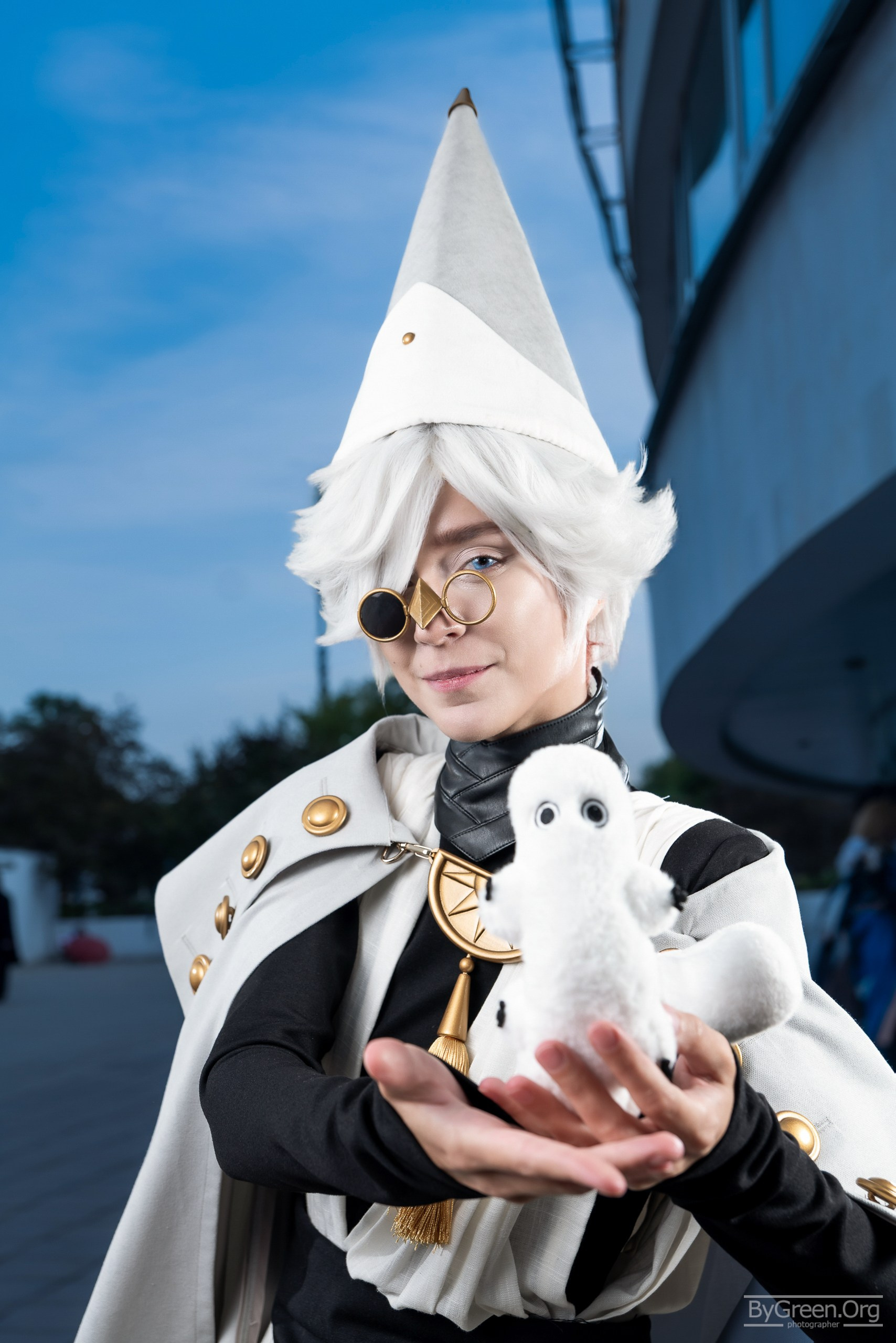 Cosplay of Qifrey from Witch Hat Atelier — monocle and white hat, VIBE.CON 2026, Moscow