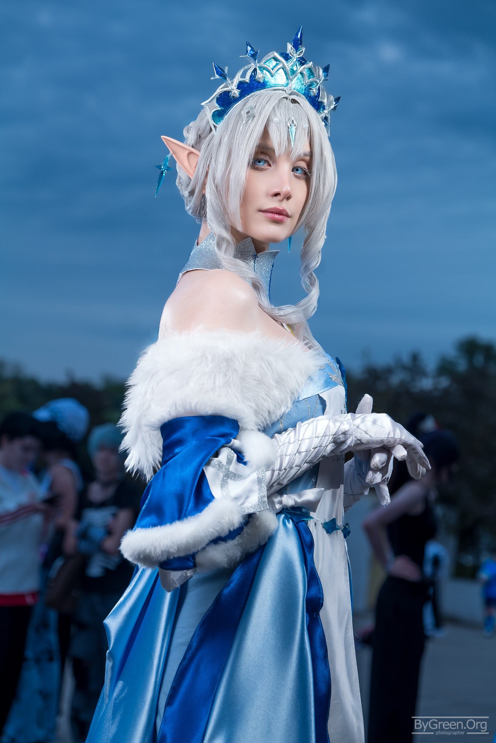 Cosplay of the Tsaritsa from Genshin Impact — ice crown and blue fur-trimmed gown, VIBE.CON 2026, Moscow
