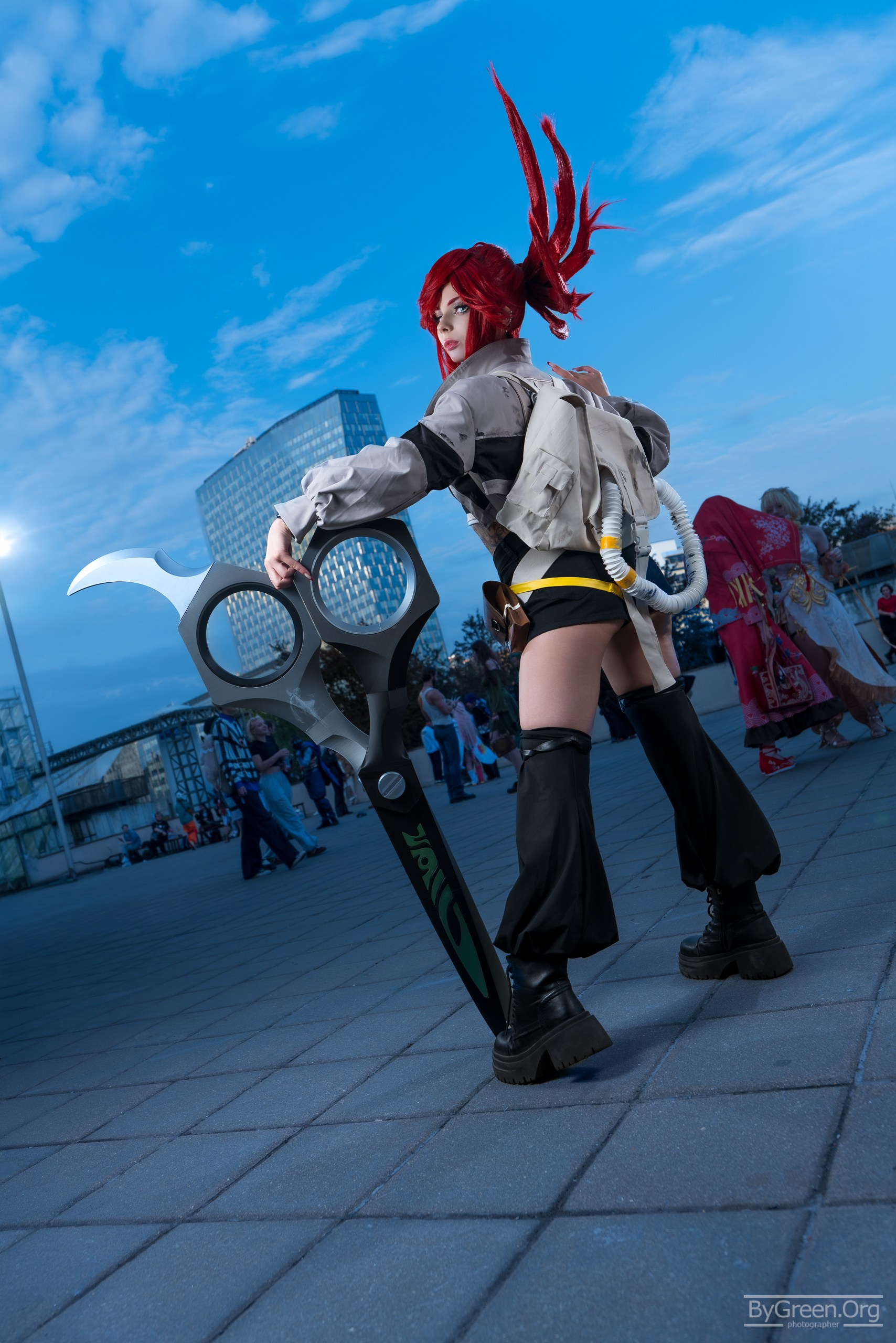 Cosplay of Riyo from Gachiakuta — dramatic pose with the scissors, VIBE.CON 2026, Moscow