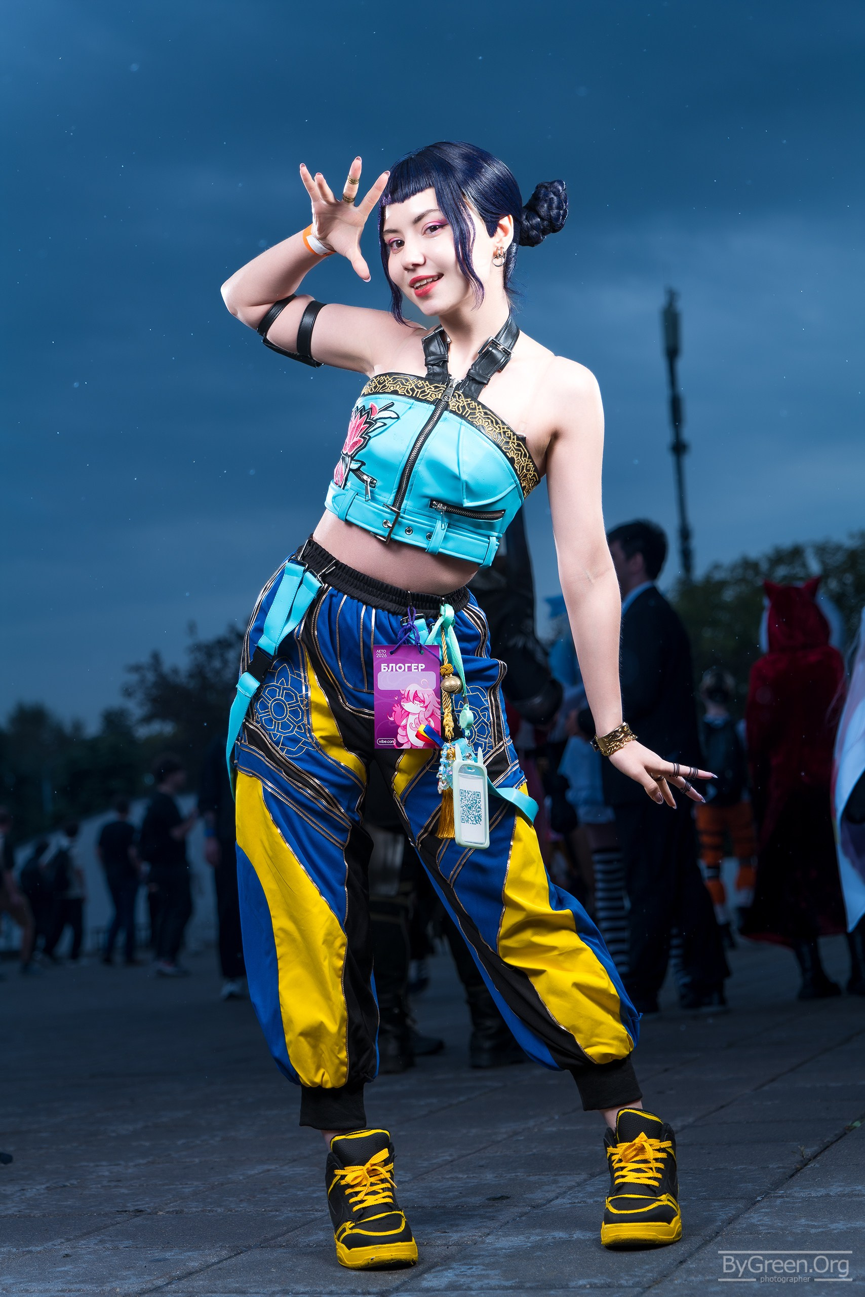 Cosplay of Zoey from KPop Demon Hunters — blue and yellow pants, VIBE.CON 2026, Moscow
