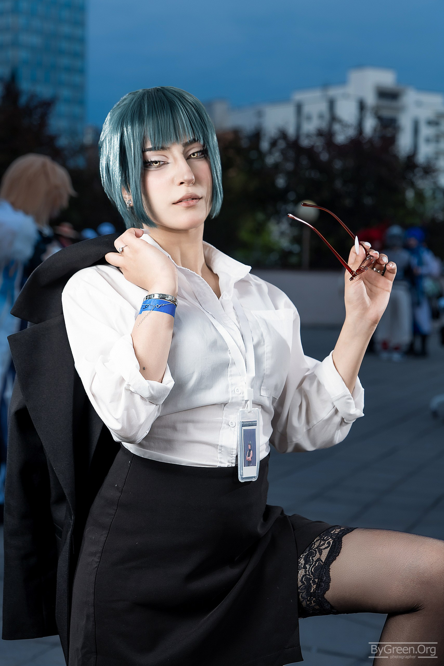 Cosplay of Maki Zenin from Jujutsu Kaisen — office shirt and badge, VIBE.CON 2026, Moscow