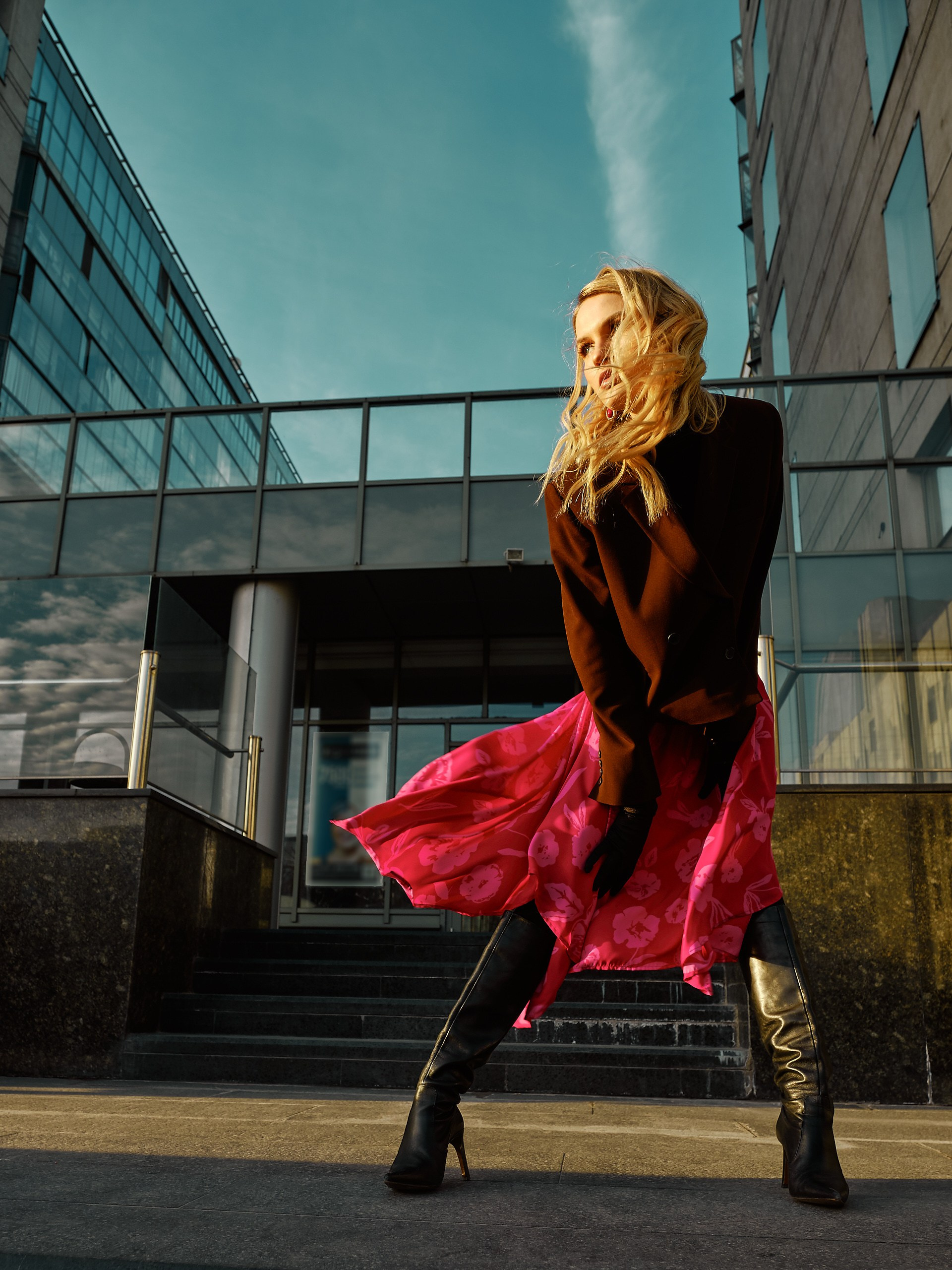 Fashion-съёмка на улице, модель в яркой розовой юбке и чёрном свитере