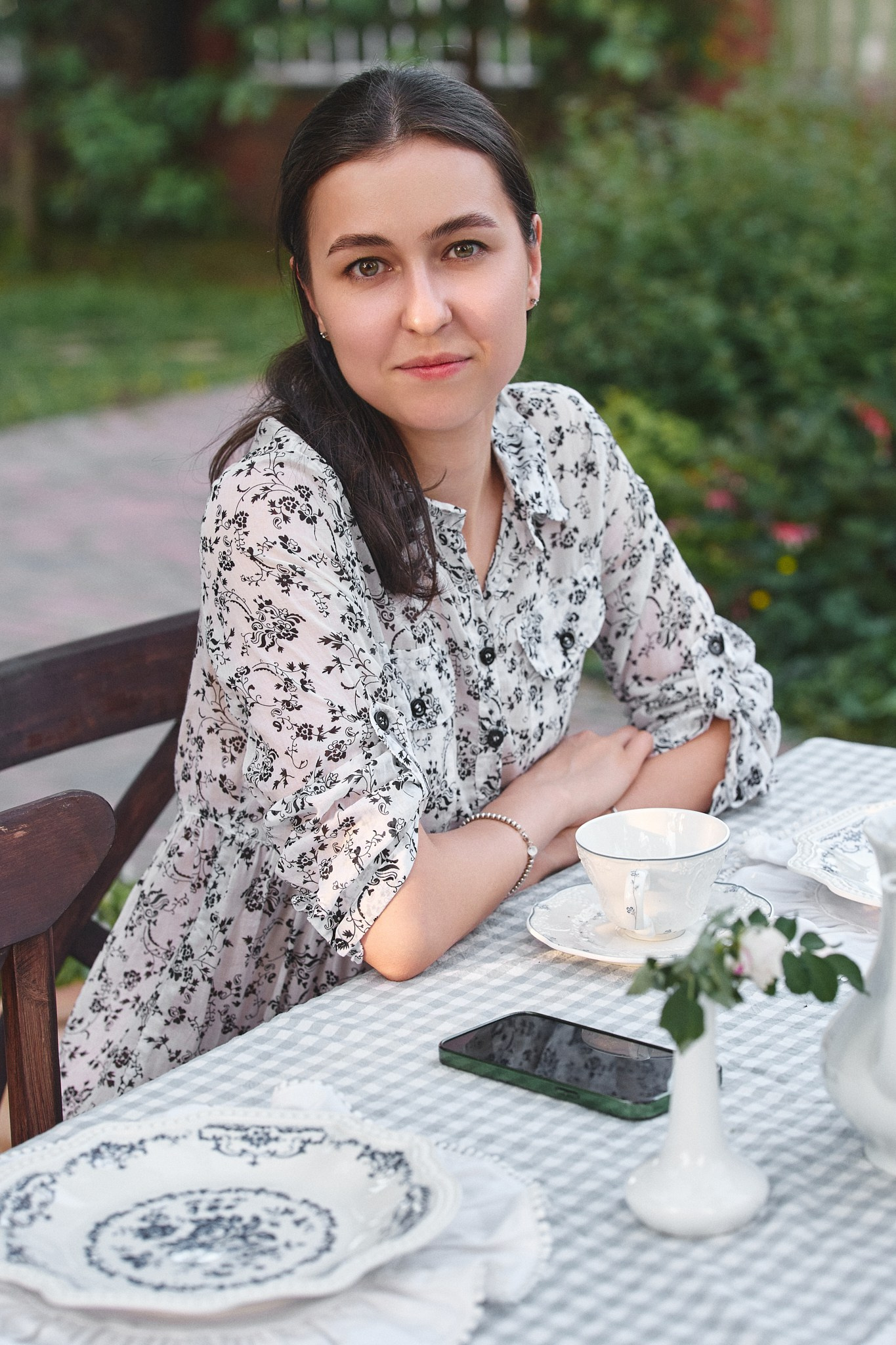 Крупный женский портрет за столом