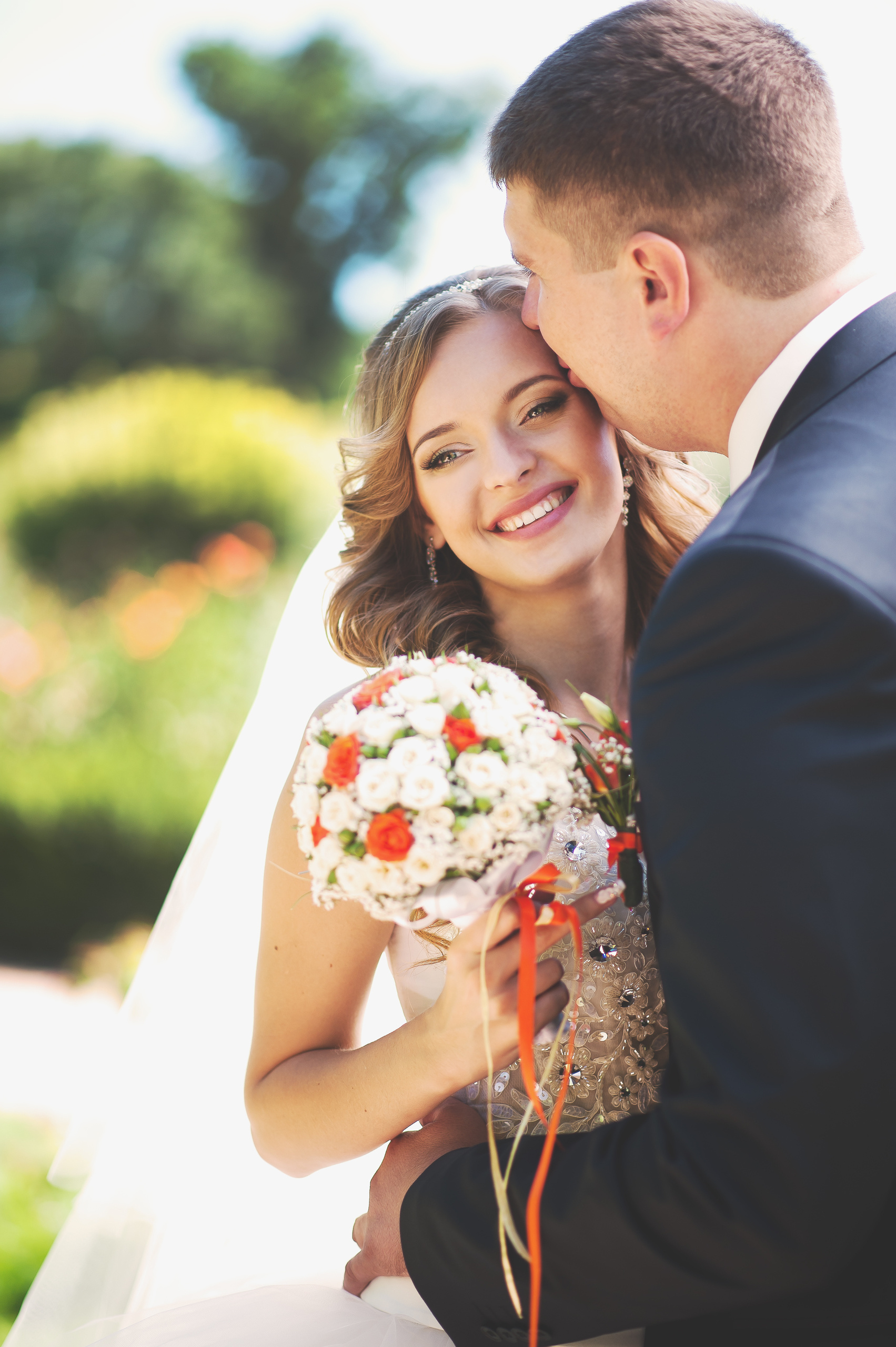 Улыбка невесты во время свадебной фотосессии