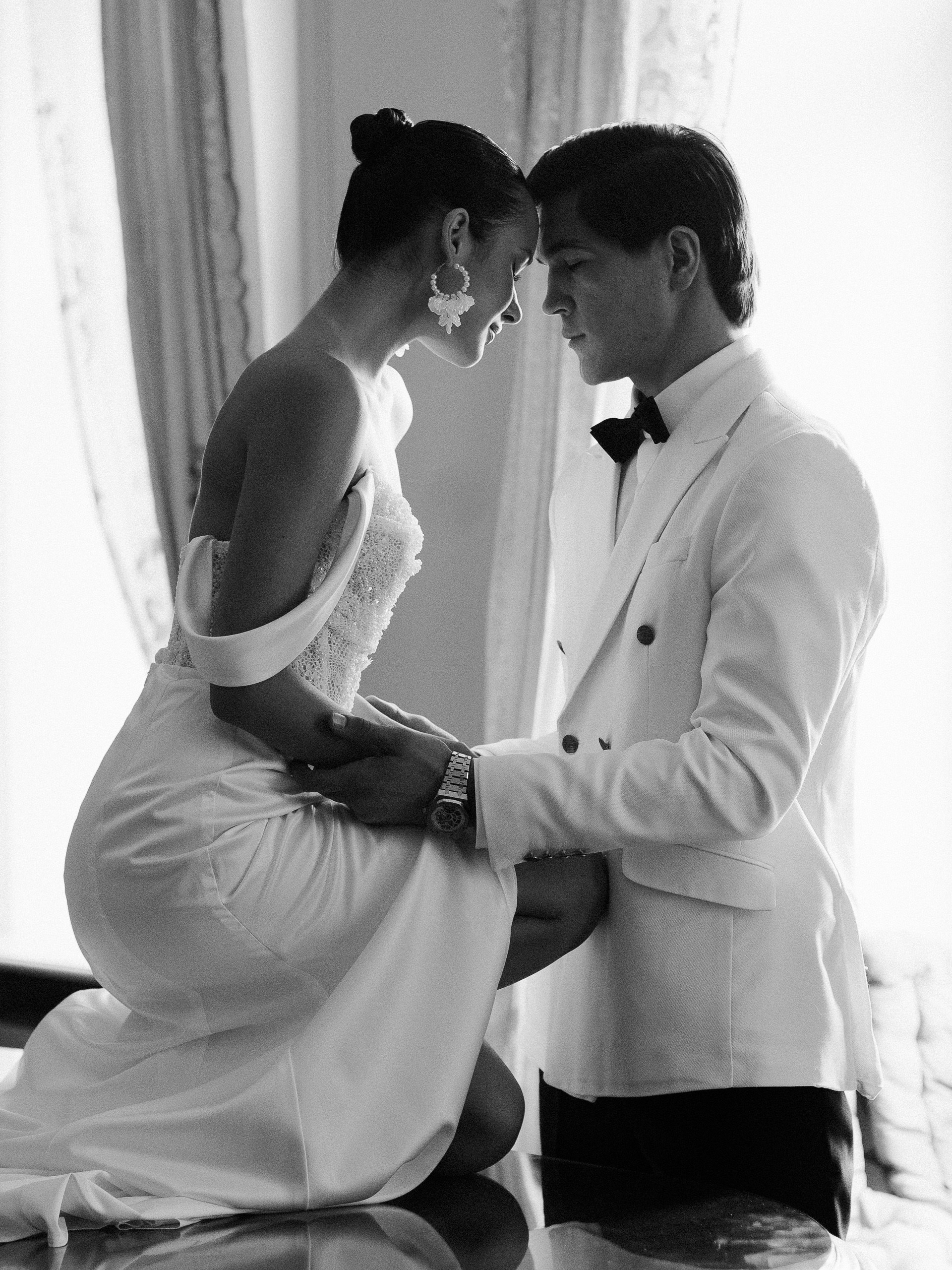 Чёрно-белый портрет пары у окна — атмосферная свадебная история в Trezzini Palace Hotel