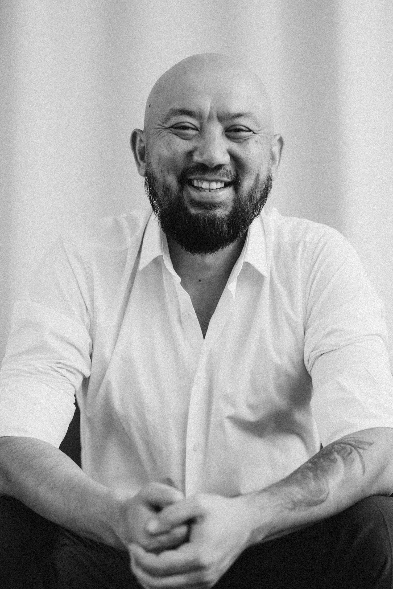 мужской фотограф Алматы Бизнес фотограф алматы Корпоративный фотограф алматы Бизнес портрет алматы подарить сертификат схъемка мужская подарок мужчине