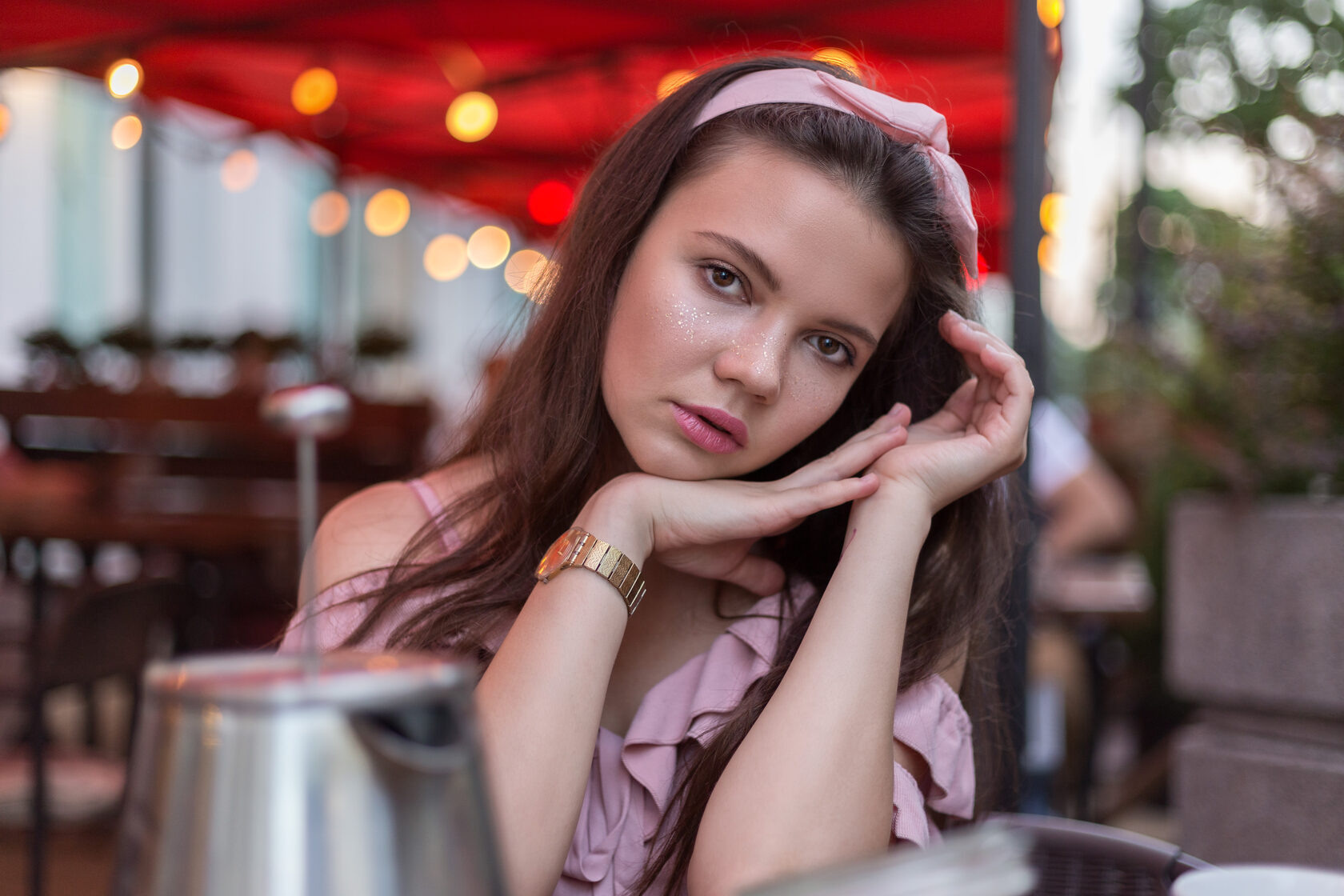 Фотосессия девушки в кафе летняя