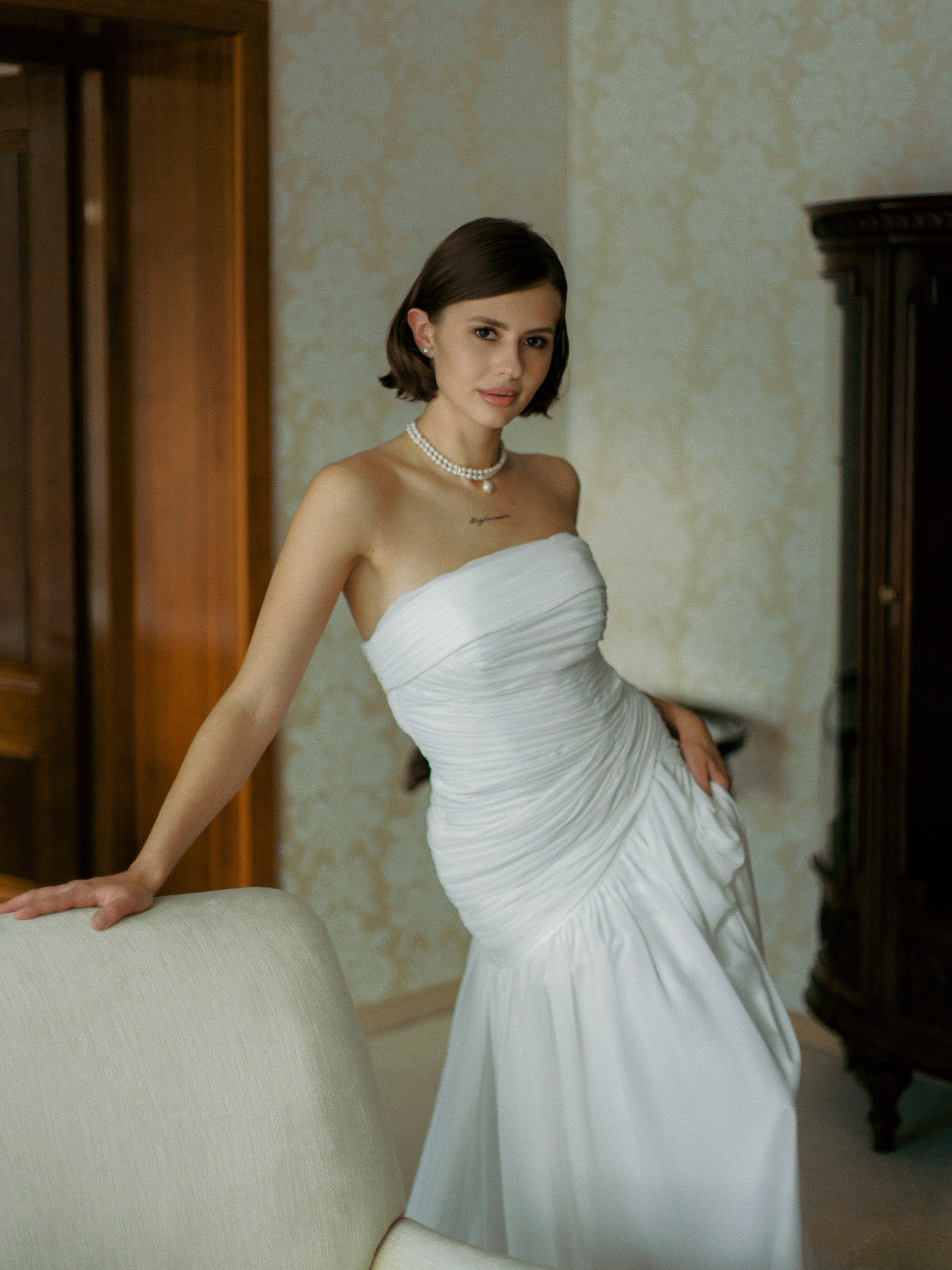 Невеста в свадебном платье — сборы в отеле «Скандинавия», тёплый свет