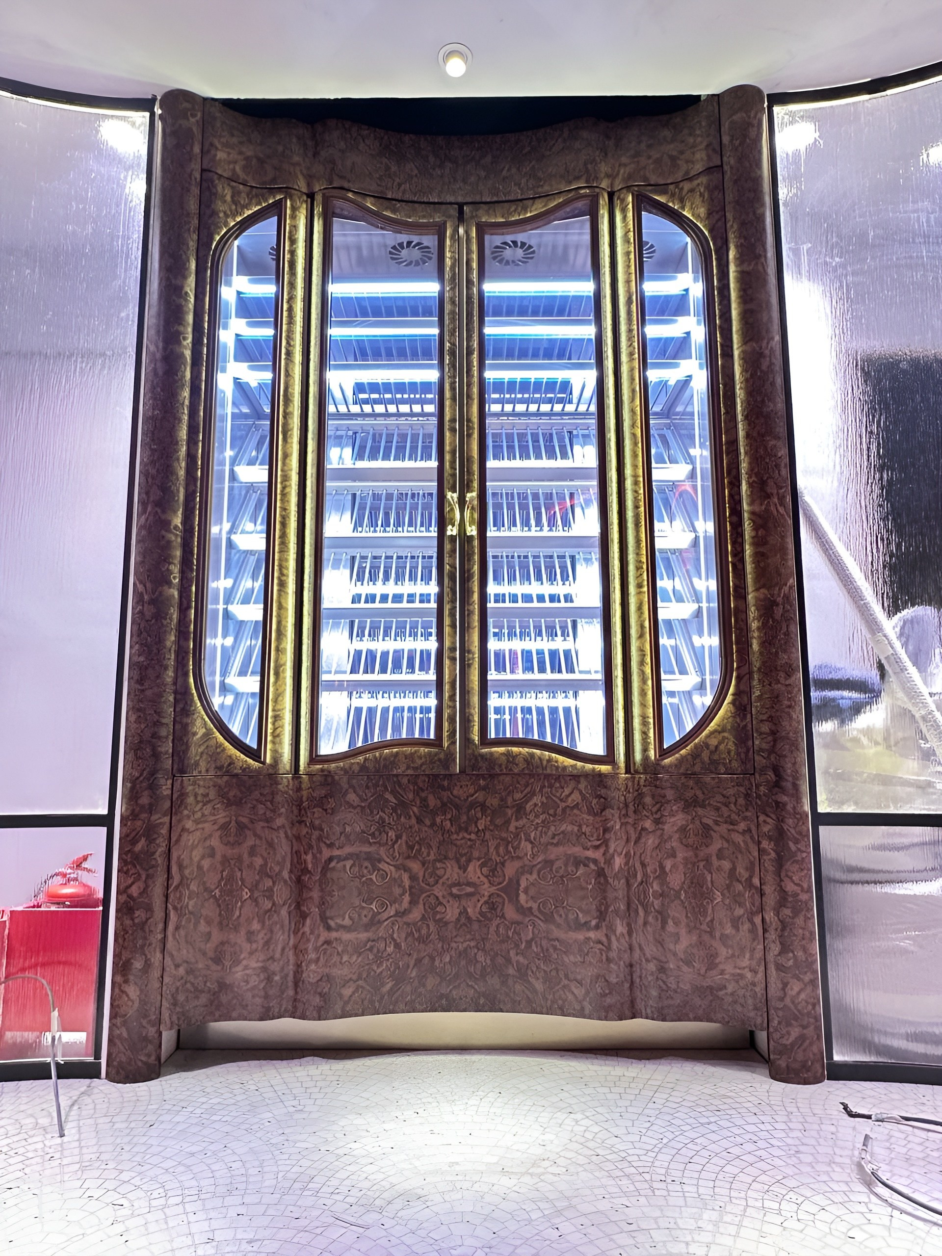 Сложное — возможное: радиусная облицовка корнем ореха. DRVO — мебельное производство полного цикла