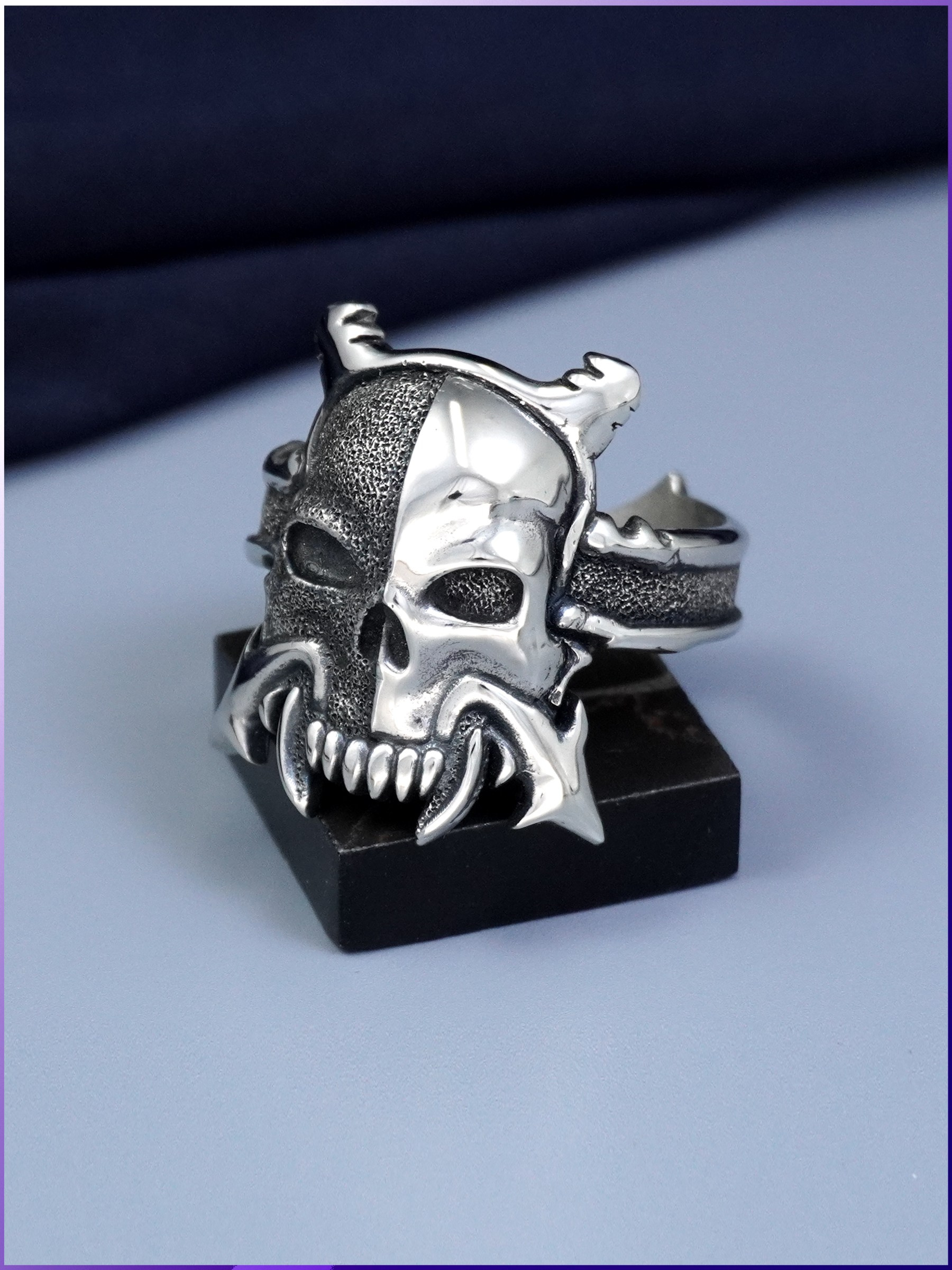 Кольцо на заказ для поклонников Warhammer 40 000: дизайн «Сыны Злобы» с эмблемой легиона в магазине Joker-Studio