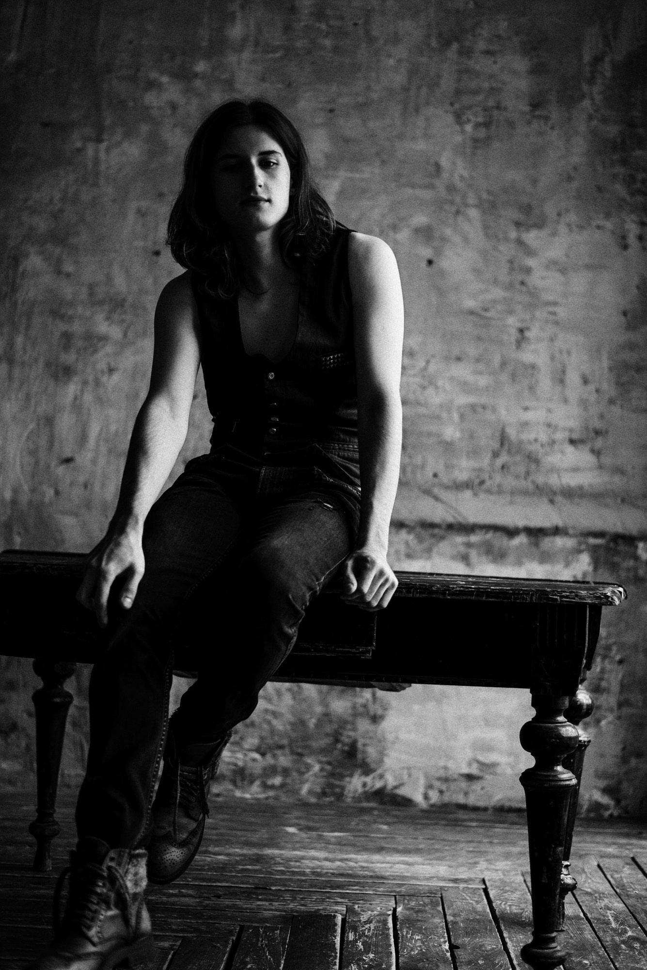 Атмосферная съемка в синем свете, загадочный мужской образ