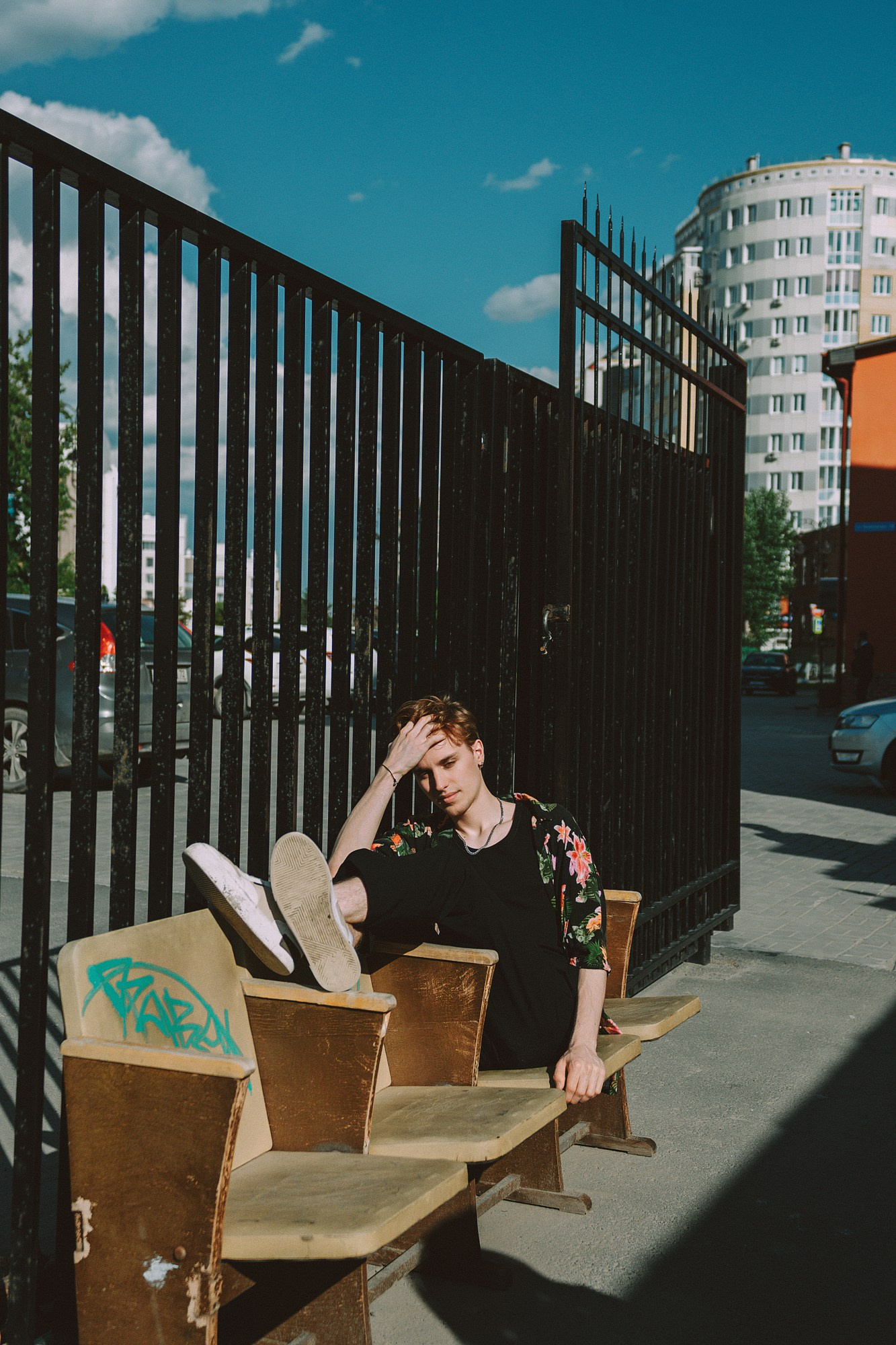 Стрит-фотосессия в Тюмени — Surf Coffee, Бар Двор. Портретный фотограф Тюмень Дарья Мустафина