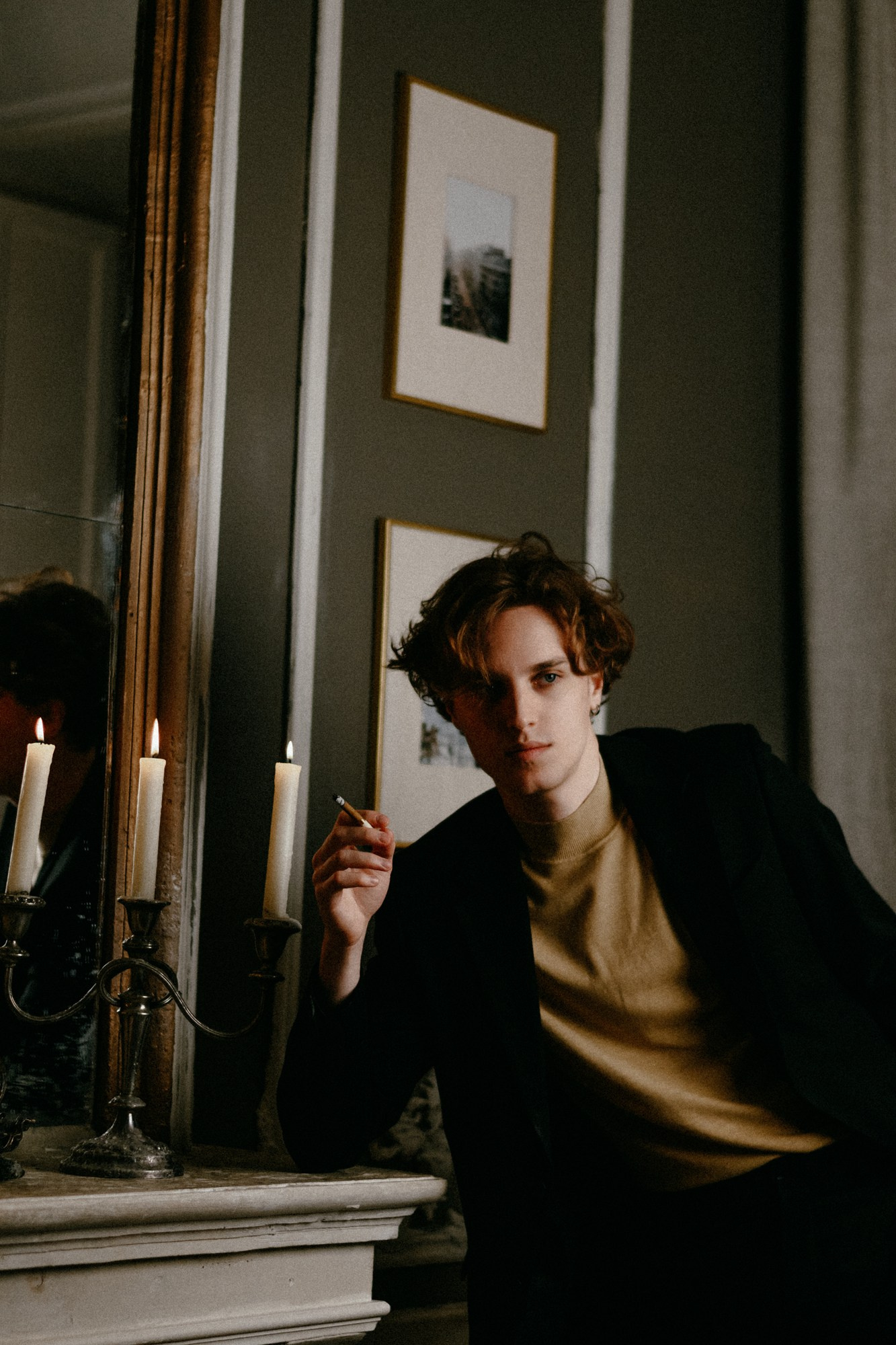 Мужской портрет в студии Файнарт Тюмень. Киношный свет, стиль нуар, парень в очках. Фотограф Дарья Мустафина