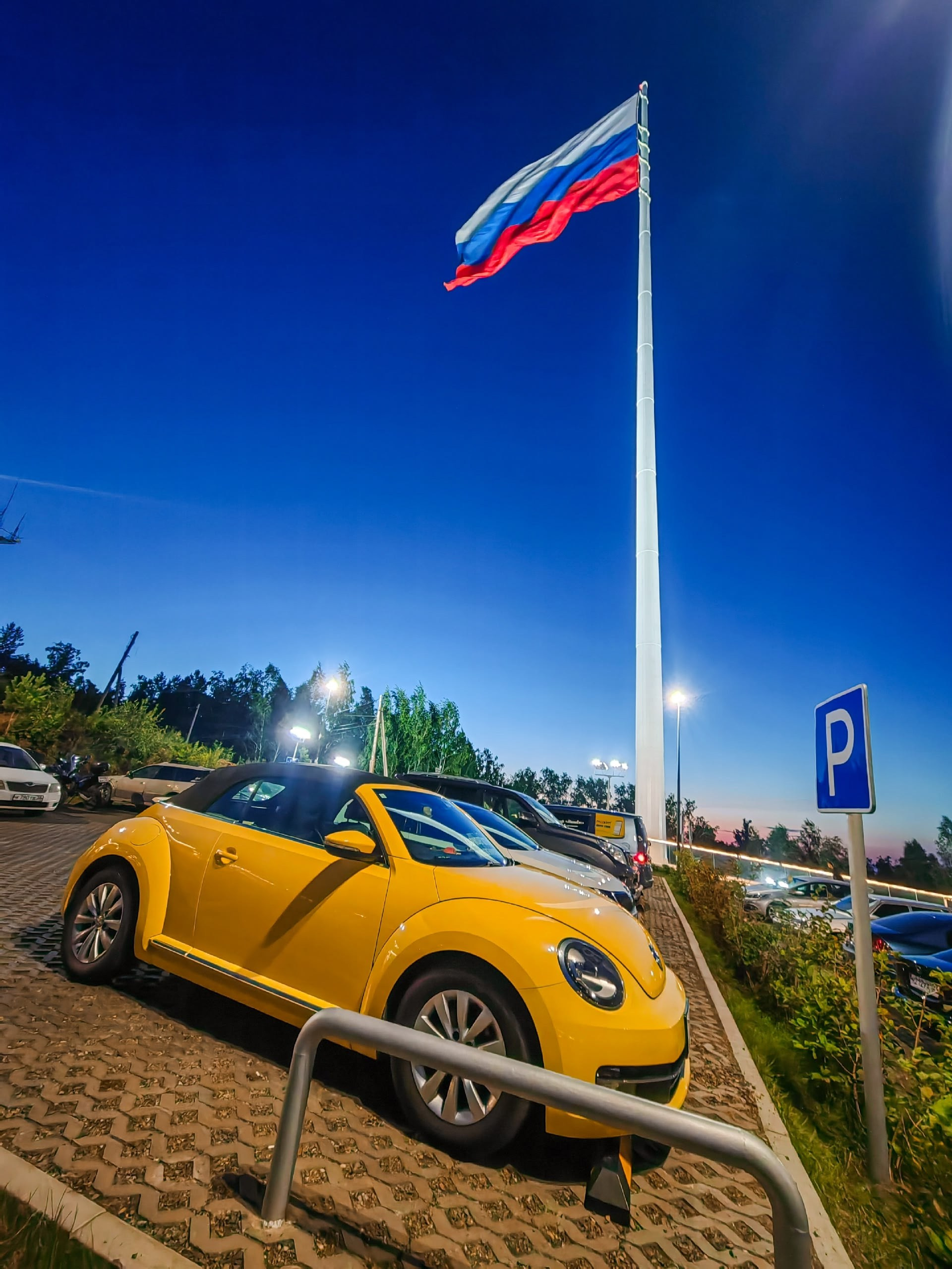 Самый большой флаг России флагшток Красноярск экскурсии индивидуальный тур фото интересные места что посмотреть куда сходить что посетить достопримечательности Красноярска фототур фотосессия аренда кабриолета аренда микроавтобуса трансфер цена заказать экскурсию программа маршрут смотровые площадки видовые красивые места Национальный парк заповедник Столбы Дивногорск Красноярская ГЭС путешествие туристический маршрут место силы Часовня Параскевы Пятницы Коммунальный мост остров Татышев Бобровый лог Николаевская сопка набережная Енисея село Овсянка музей Астафьева Караульная гора Виноградовский мост гид экскурсовод индивидуальная экскурсия фотосъемка виды на Енисей фанпарк Бобровый лог парк флоры и фауны Роев ручей Торгашинский хребет скала Такмак вантовый мост куда сходить цены расписание заказать онлайн экскурсионное обслуживание трансфер на комфортабельном автобусе