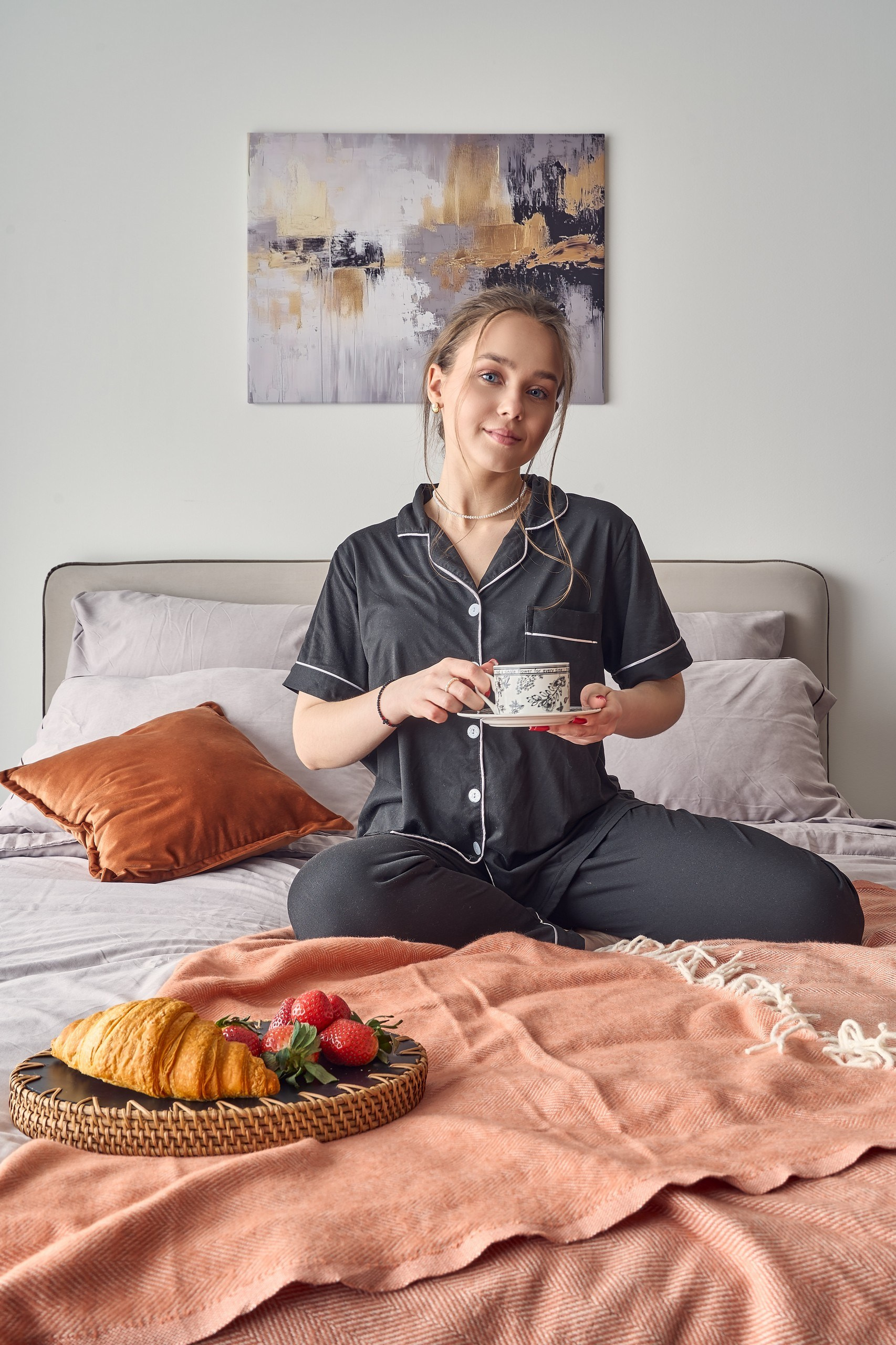 Вертикальная интерьерная фотография для контента и соцсетей с моделью Викторией Тимачевой в апартаментах ЖК RED7