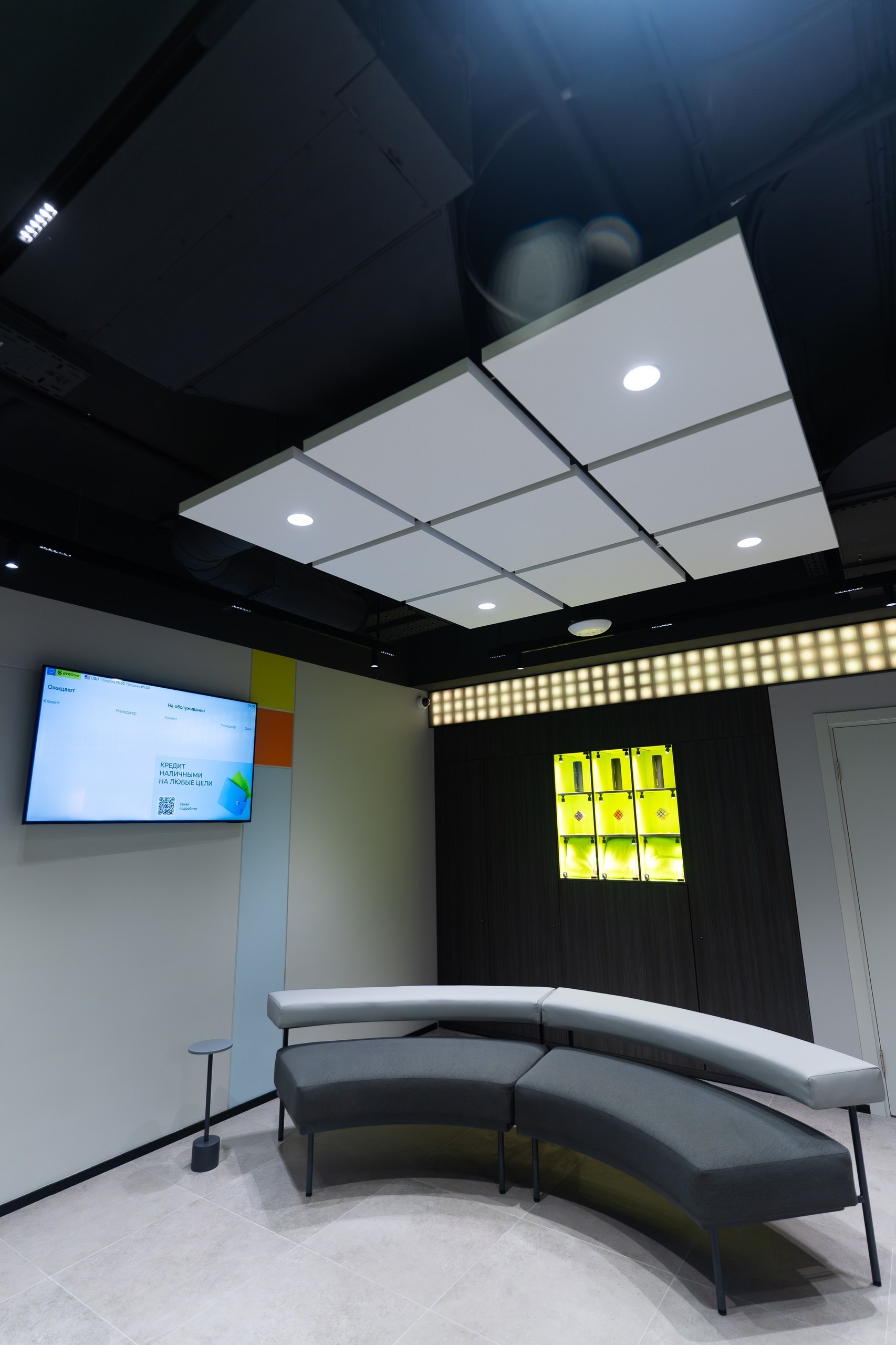 Открытие нового офиса ОТП Банка в Уфе — интерьер, сотрудники, ленточка