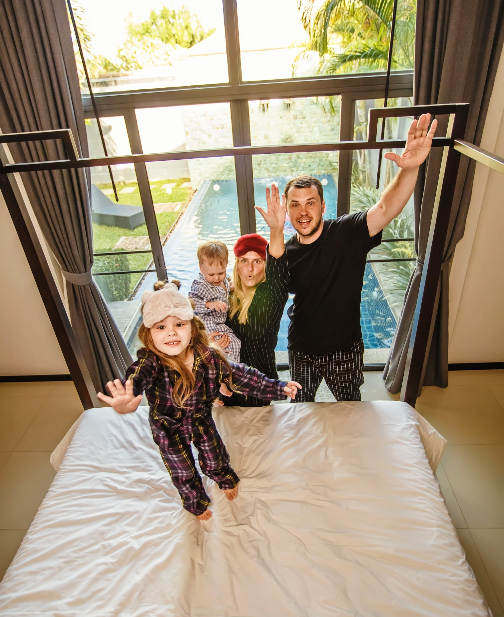 Пижамная вечеринка семейная фотосессия фотограф в Красноярске фотостудия идея место образ пример фото позы детская весёлая красивая