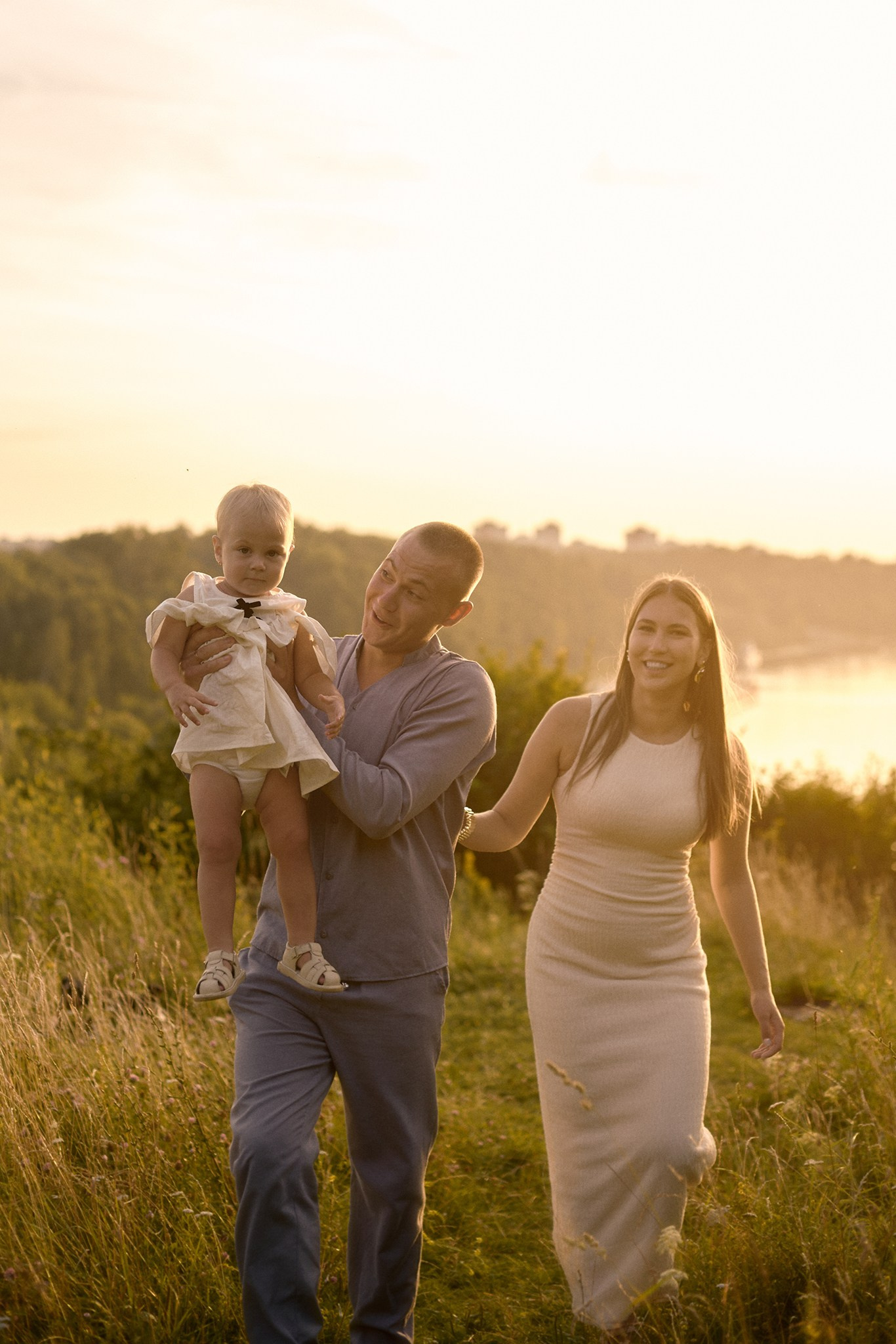 семейная прогулка летним вечером