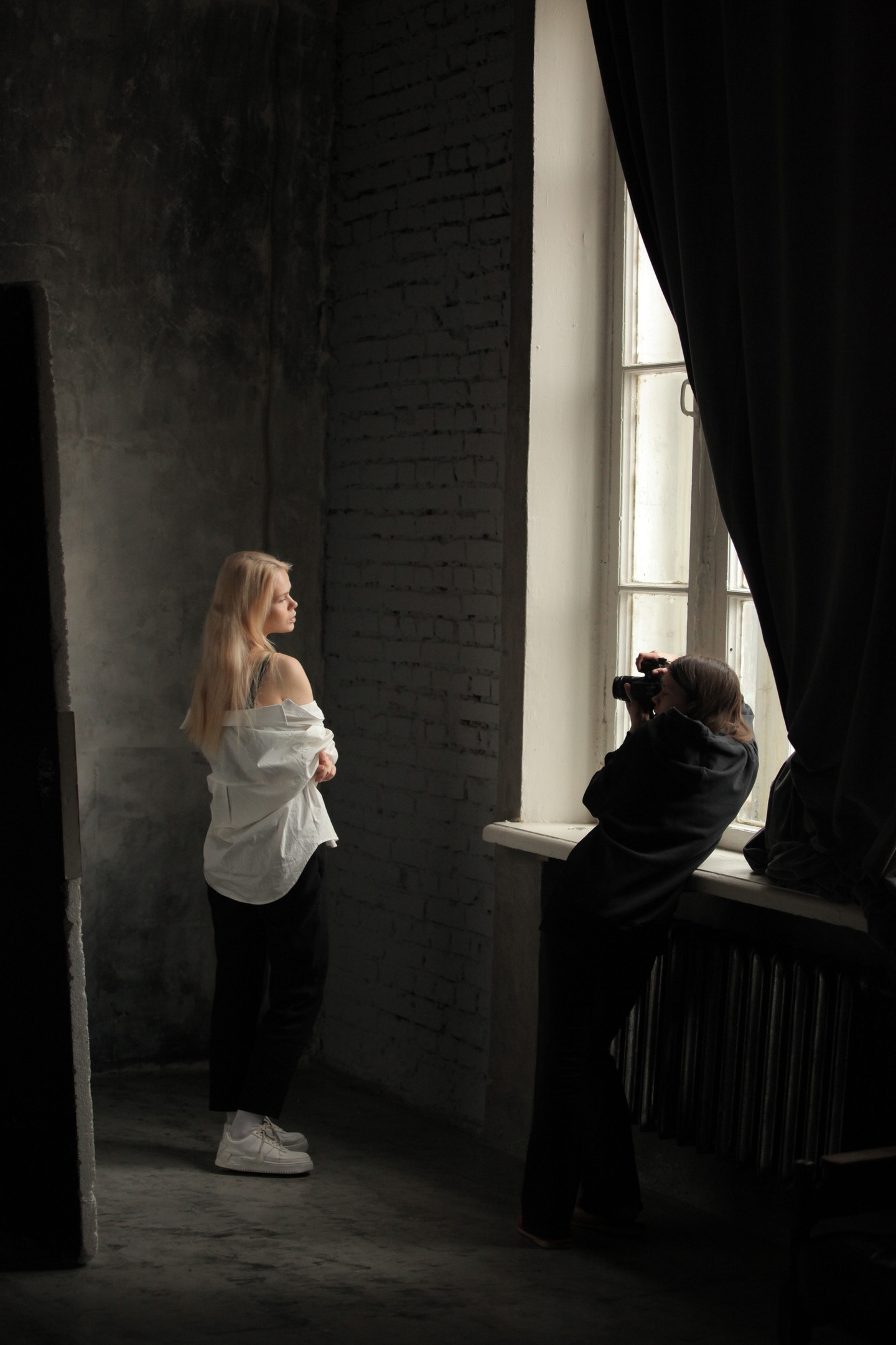 портретный бэкстейдж со светом от окна в интерьере фотошколы фото Владимир Лёвин