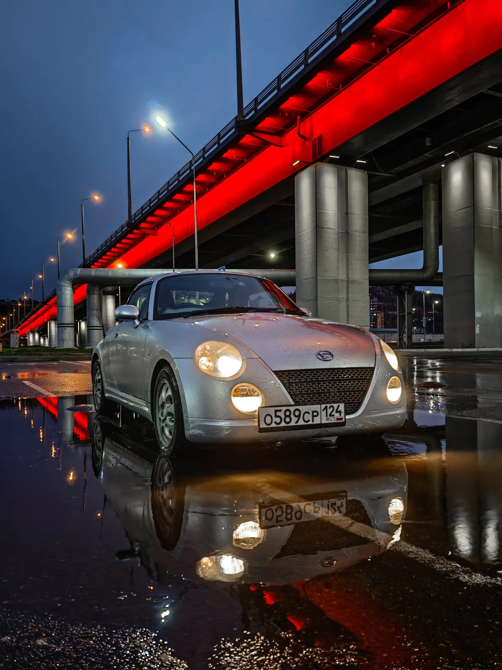купить кабриолет в Сибири продам красивый стильный Daihatsu Copen в Красноярске имиджевый автомобиль для мужчины для девушки классический родстер со спортивным характером металлическая крыша складывается надёжная тойота купить автомобиль фотограф в Красноярске фотосессия покататься аренда прокат