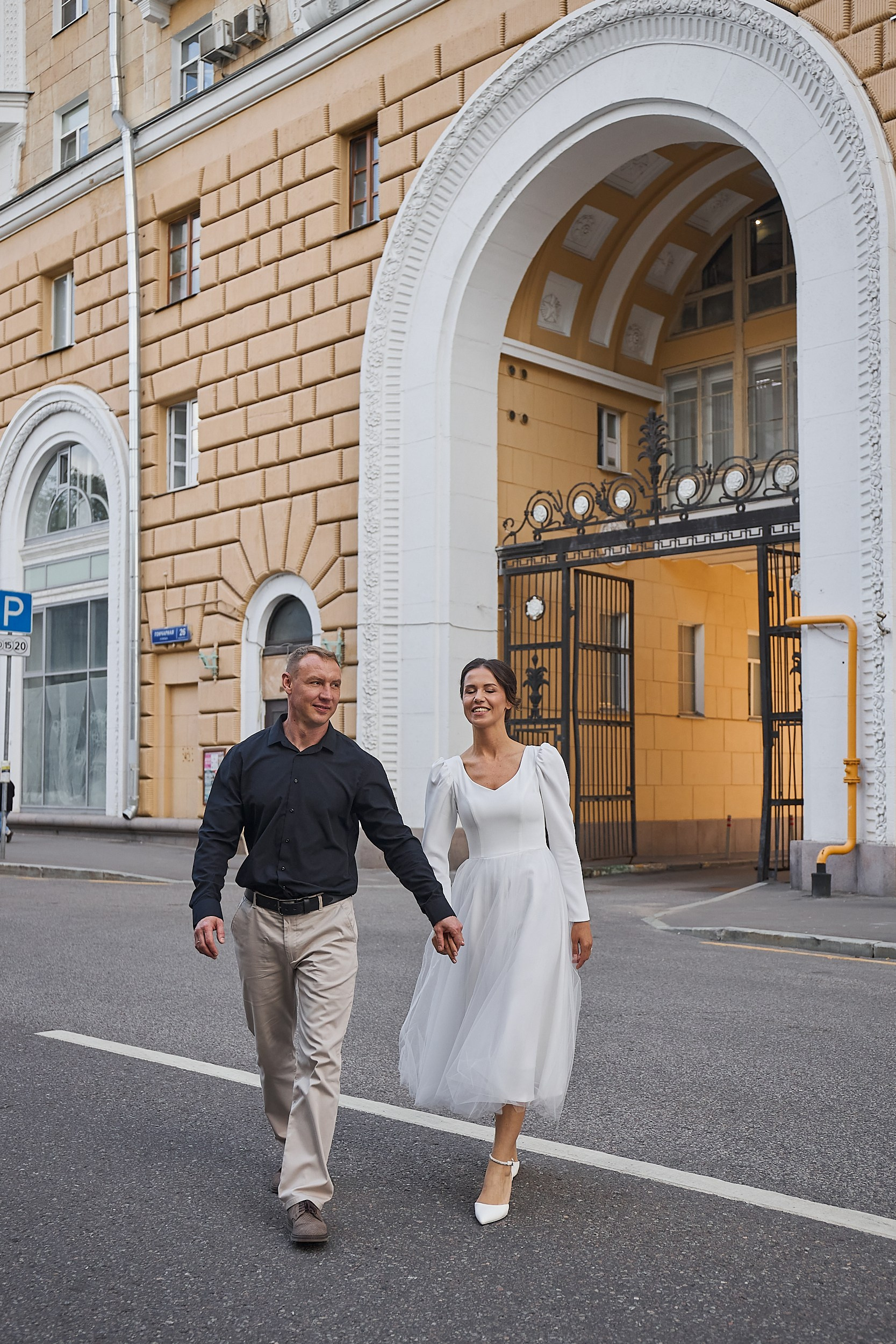 Жених и невеста гуляют по улицам Таганки.