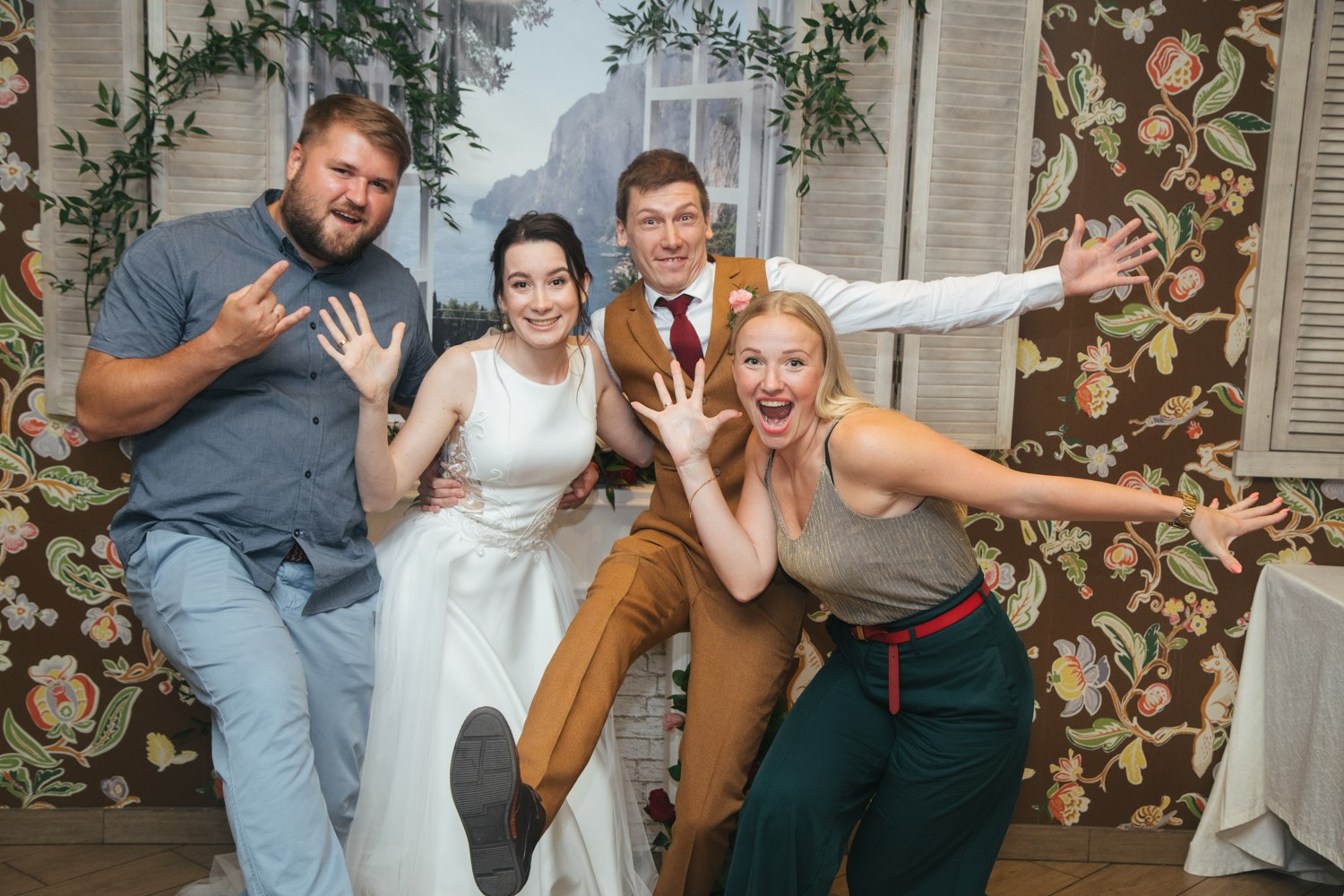 Неформальные моменты: гости делают памятные снимки в тематической фотозоне.