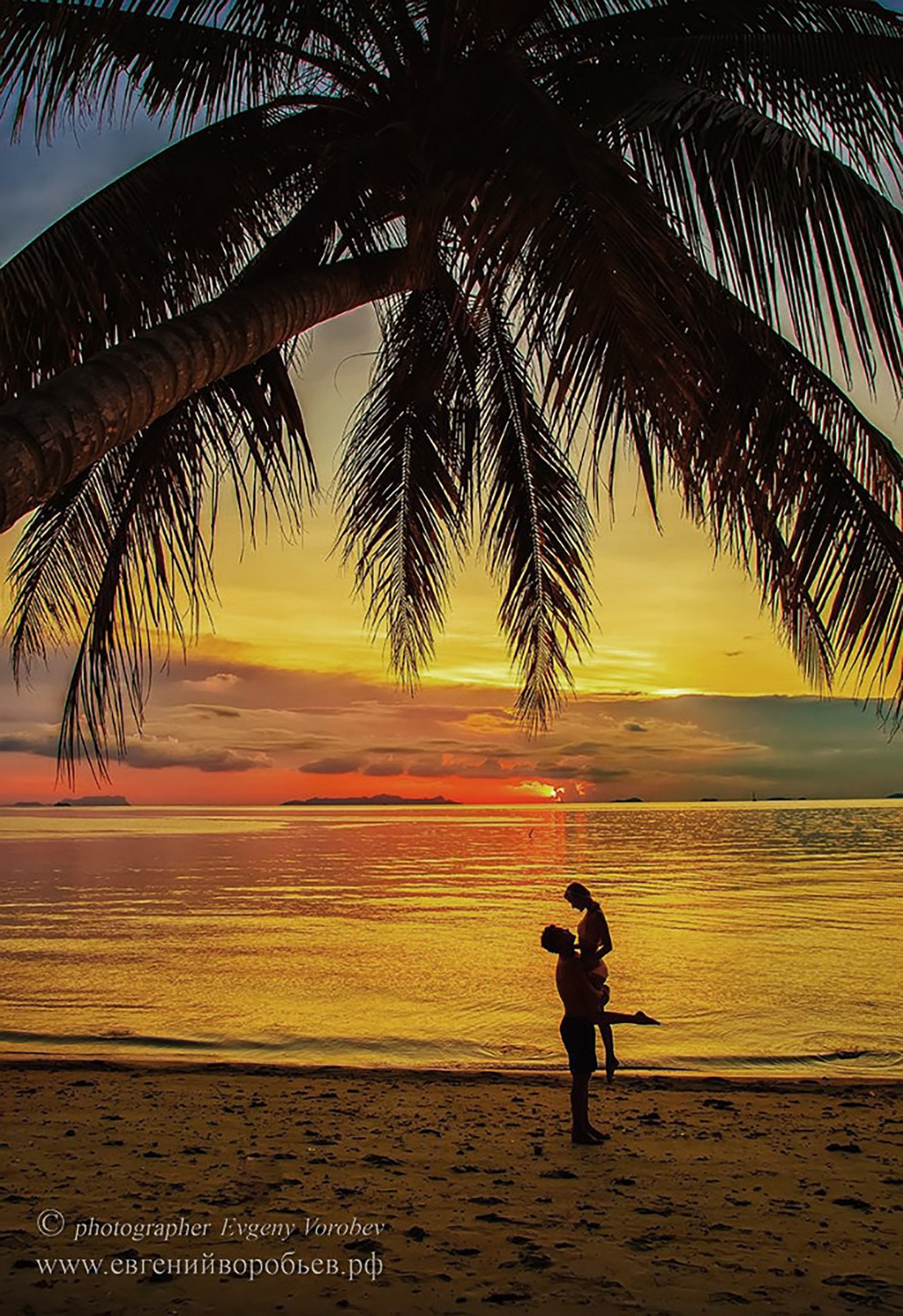 фотосессия лавстори на Пхукете фотограф в тайланде на пляже закат красивое место идея образ девушка в купальнике примеры фото позы для фотосессии Патонг пляж Карон Найхарн Ката Майкао пальма экскурсия Заказать фотосессию цена стоимость lovestory