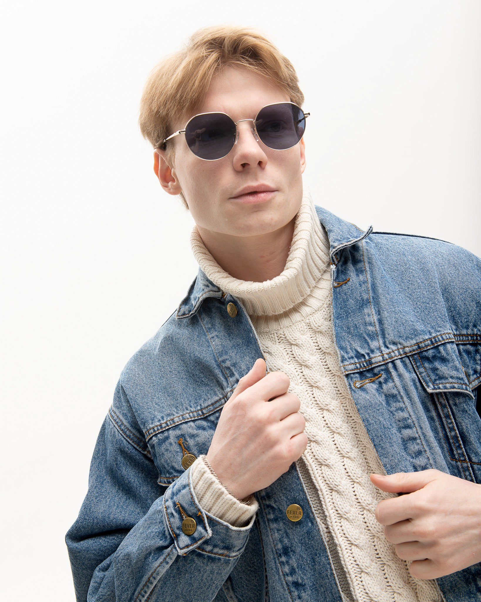 Фотограф Роман Романов — рыжеволосый парень в очках для рекламной коммерческой съемки брендовых очков