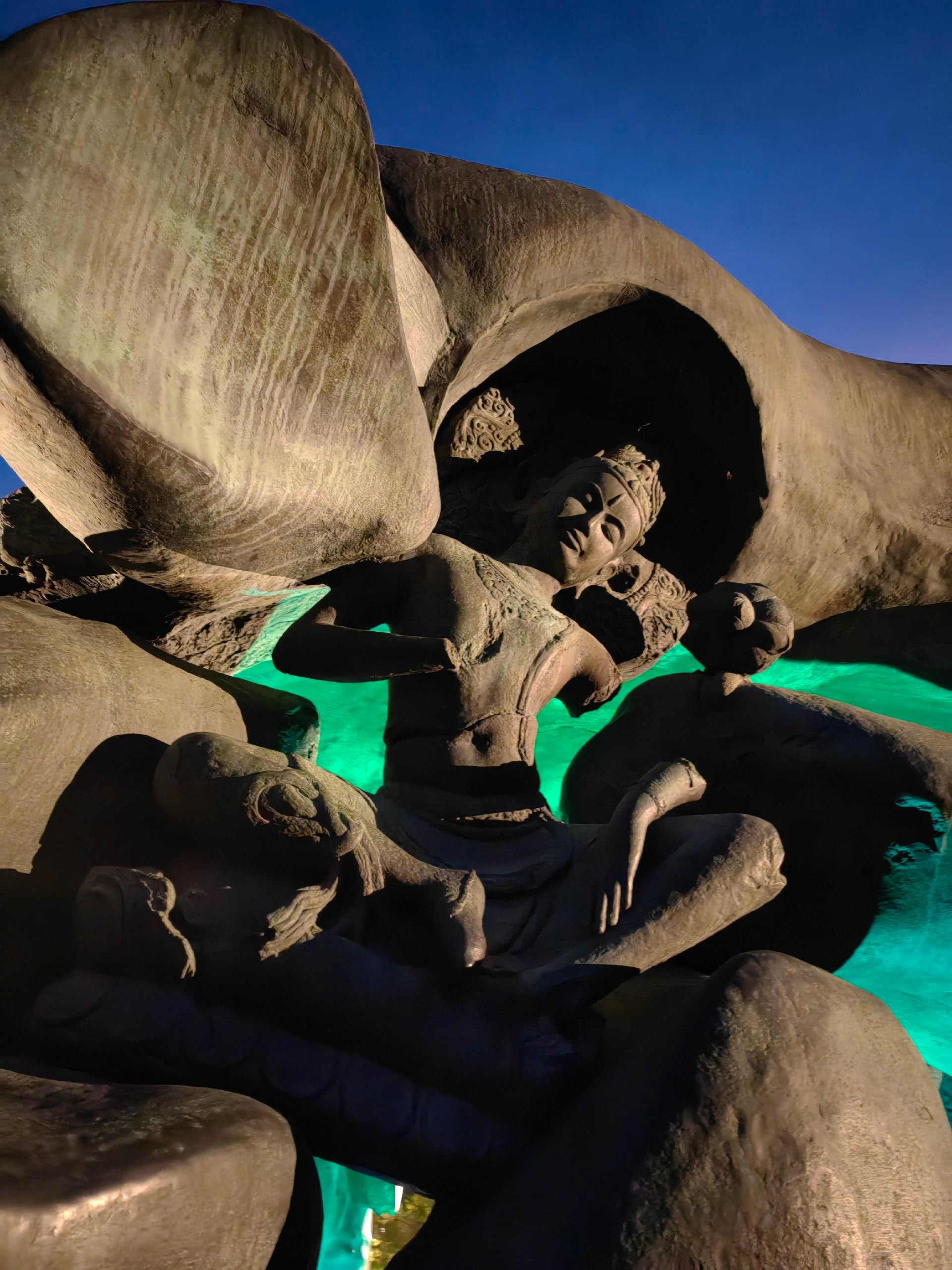 что посмотреть где побывать в Красноярске интересные места достопримечательности экскурсии Красноярск Сибирь скульптура Трасформация скульптор Даши Намдаков памятник СФУ фотосессия фотограф Красноярск индивидуальный личный гид по городу путеводитель Красноярск туризм