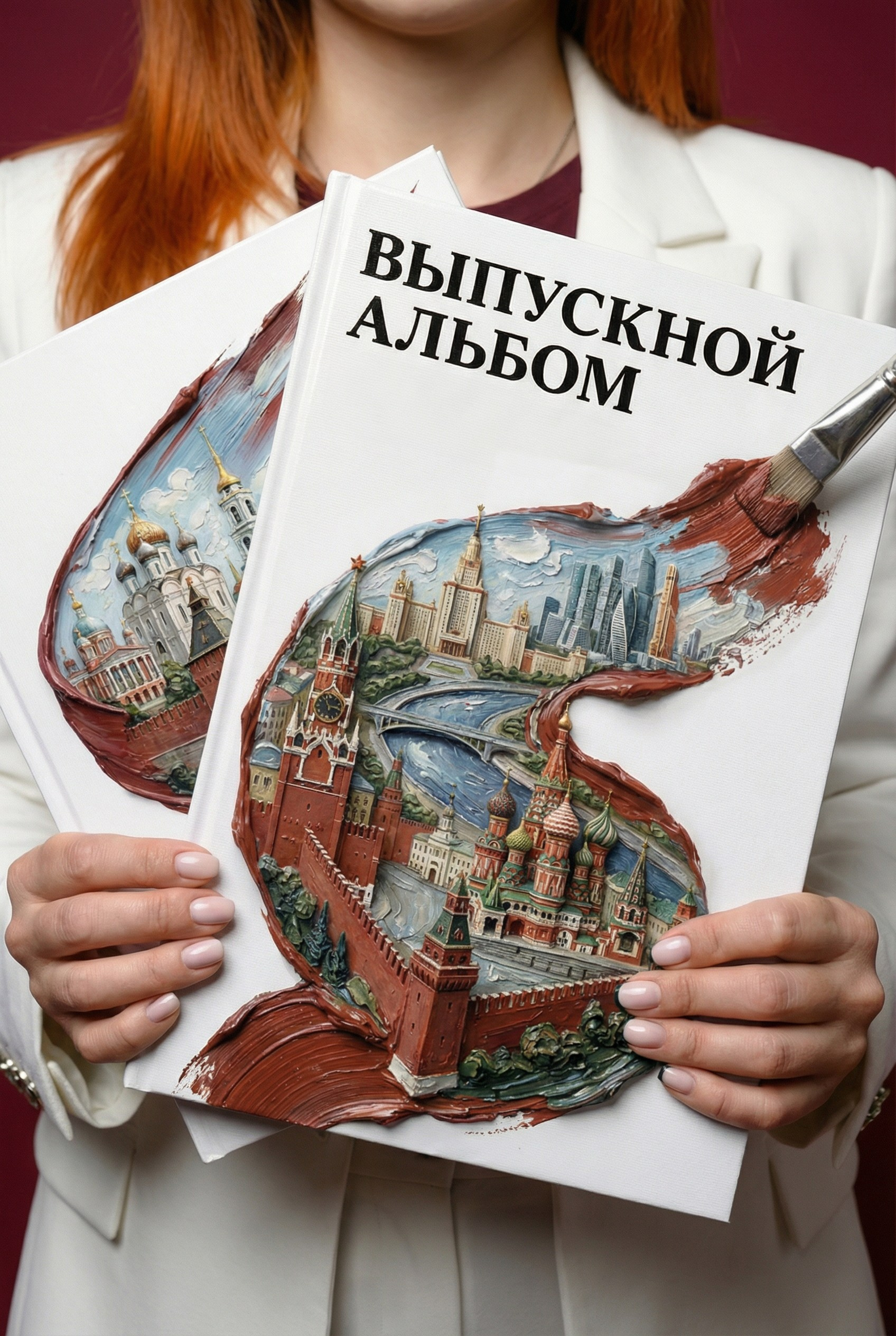 Крупный план обложки выпускного альбома в руках женщины