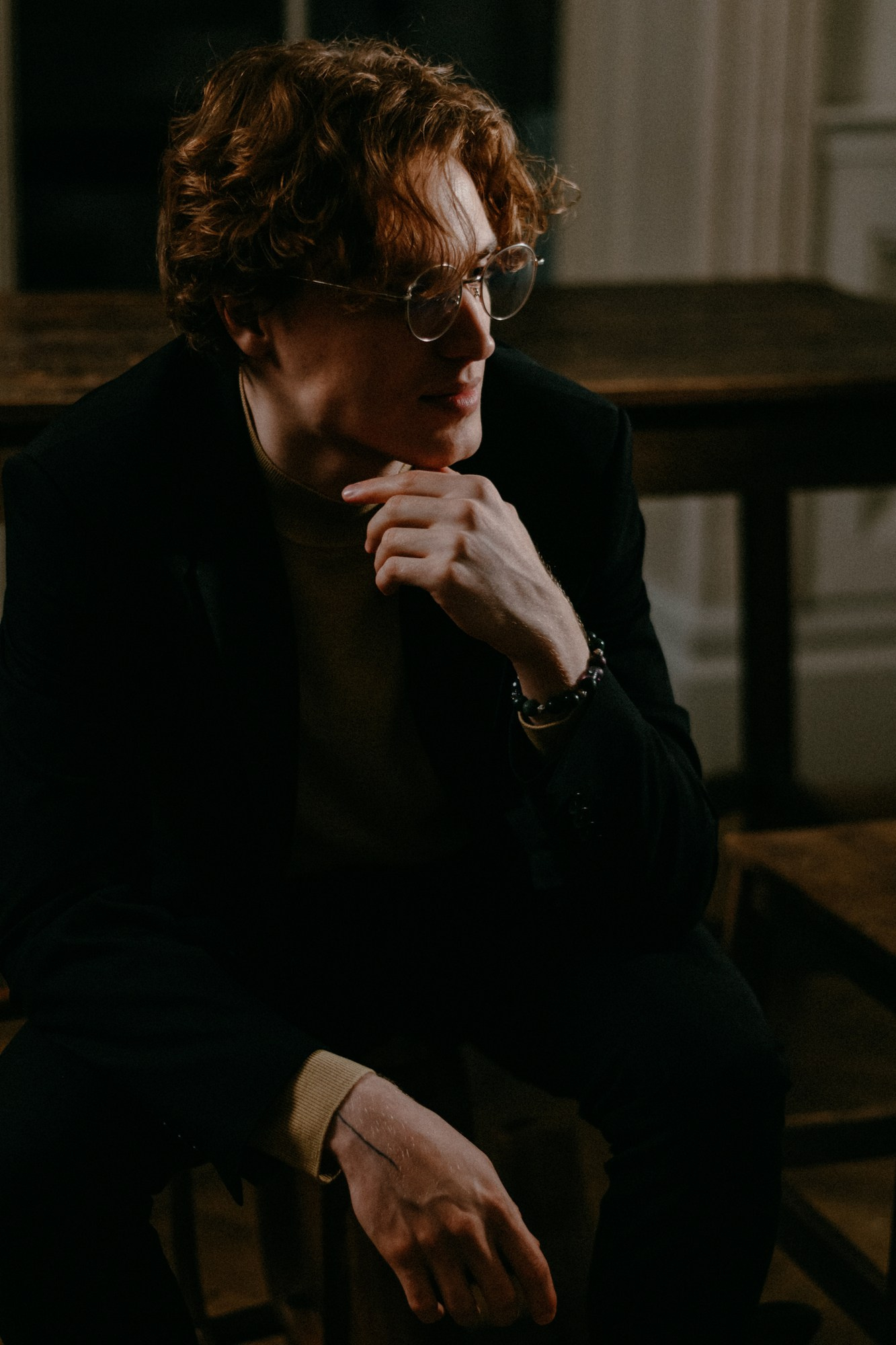 Киношный мужской портрет в студии Файнарт Тюмень — Мужской фотограф Дарья Мустафина. Портретный фотограф Тюмень Дарья Мустафина