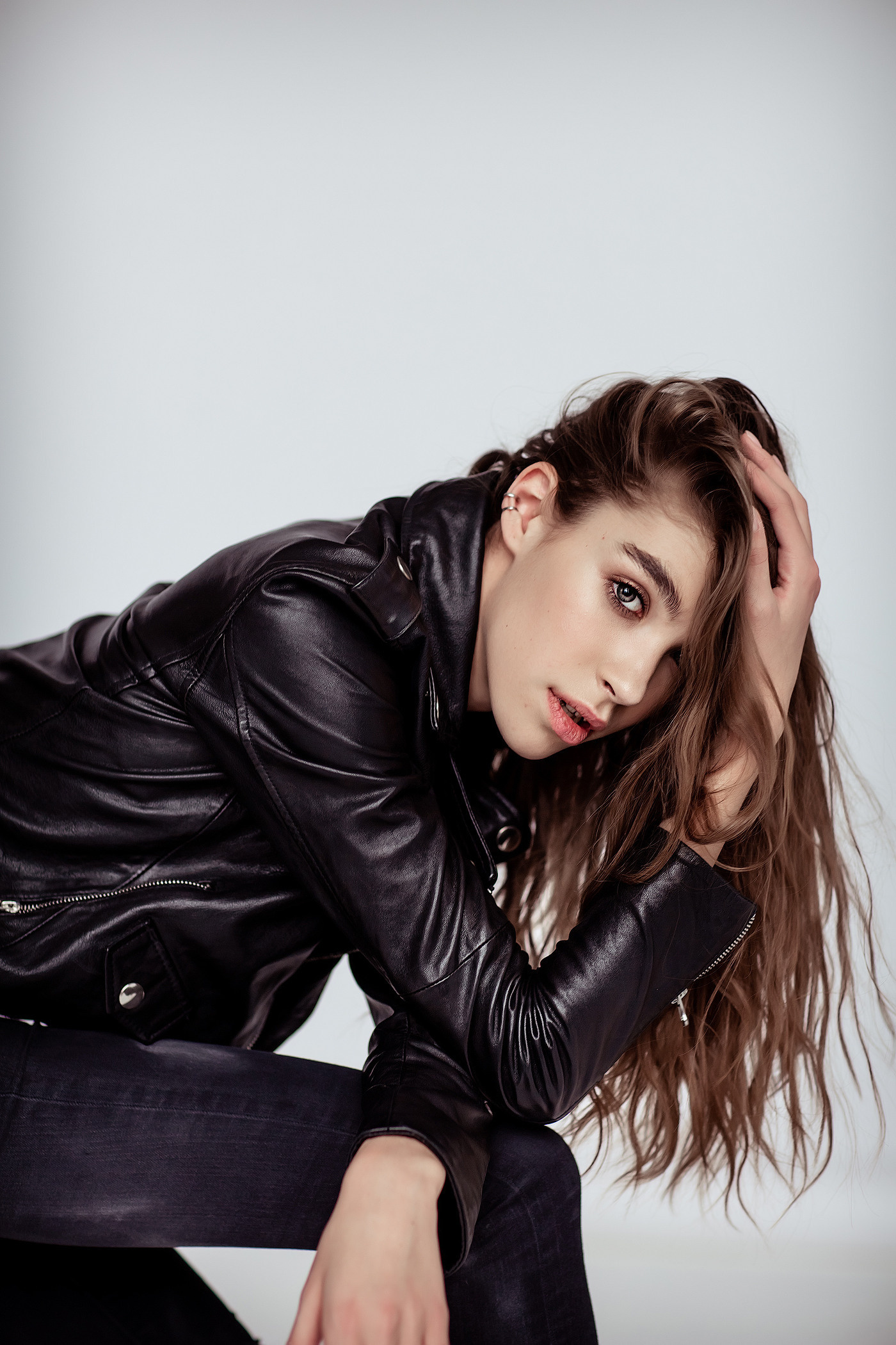 портрет девушки в черной кожаной куртке