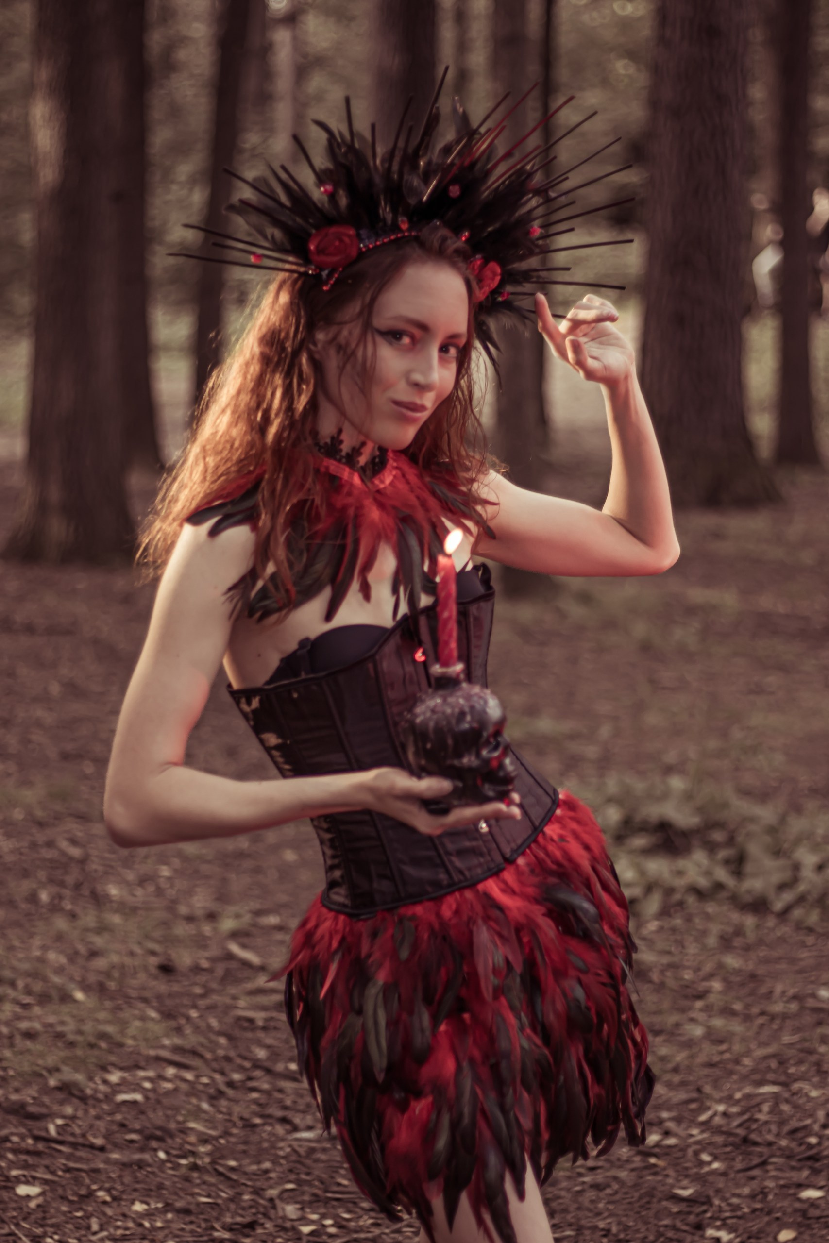 Портрет с чёрной короной и красными акцентами, художественная лесная серия • фотограф Карасёва Елена