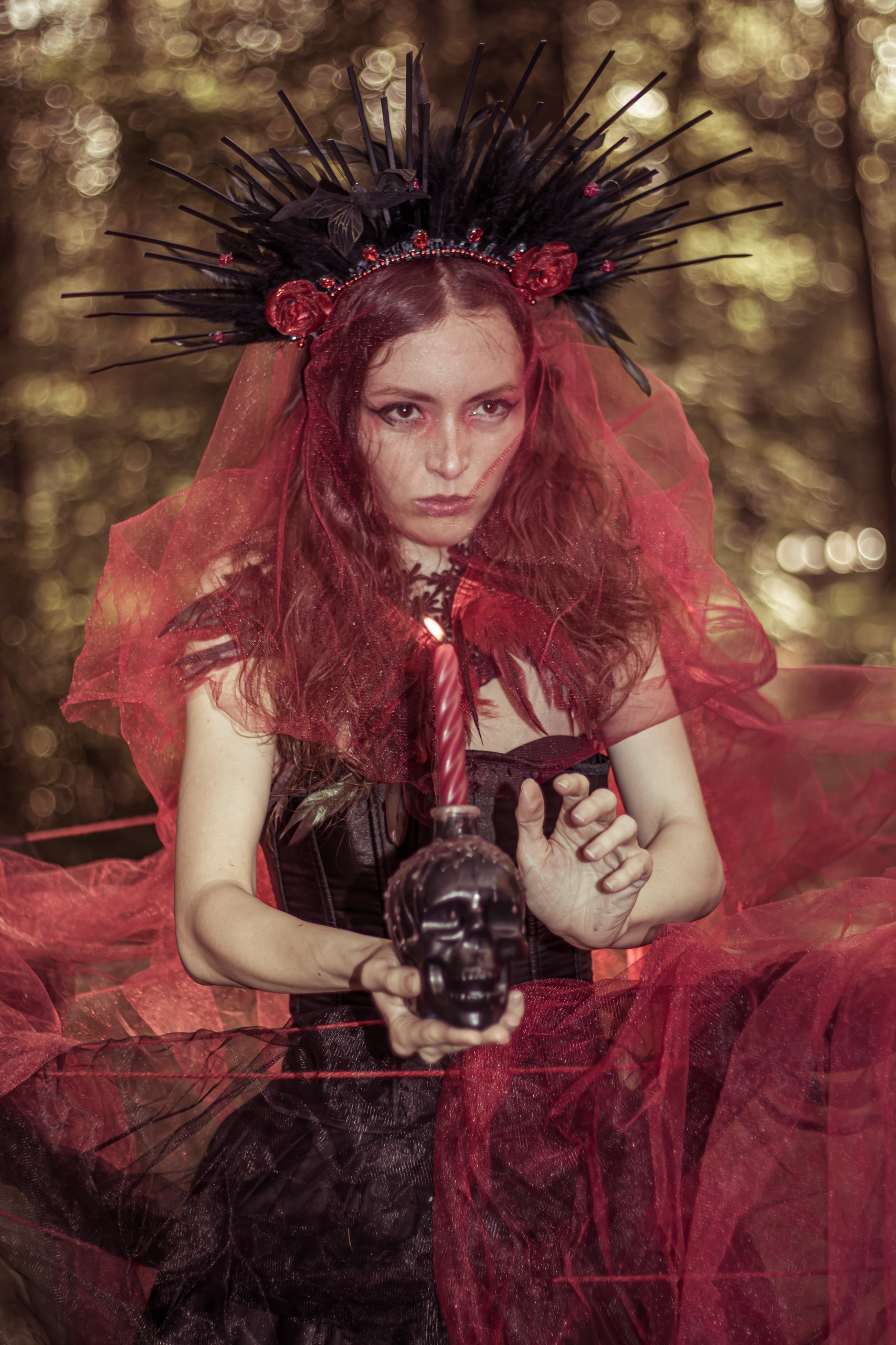 Модель в красной вуали и короне, мистическая фотосессия в лесу • фотограф Карасёва Елена