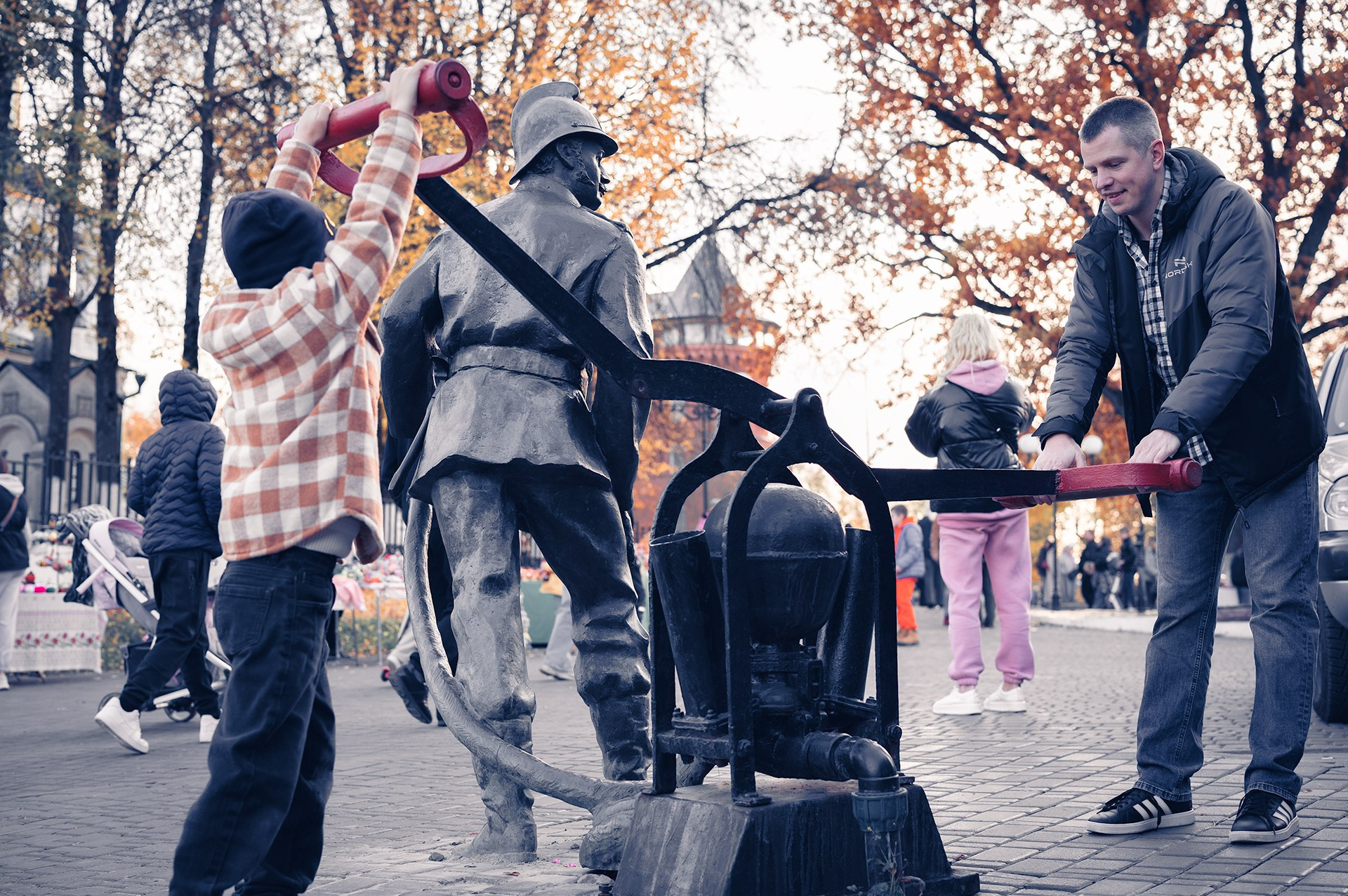 Семейная фотосессия пары с ребенком на улице Георгиевской