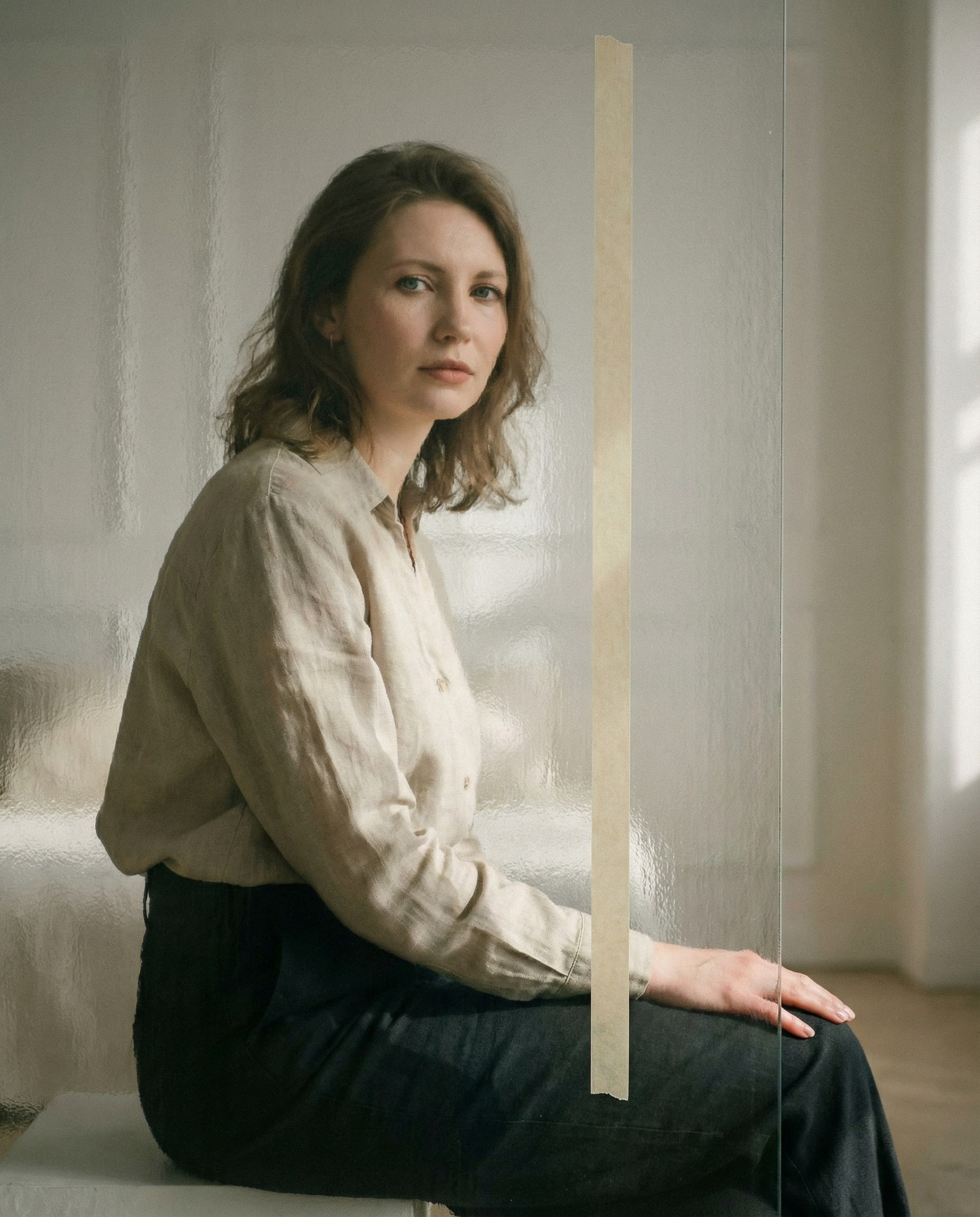 AI-портрет психолога в мягком естественном свете у окна — атмосферный контент для личного бренда, публикаций и сайта