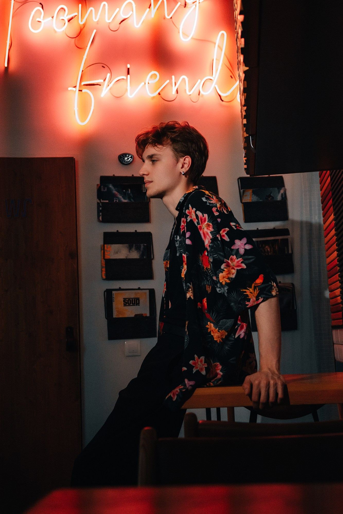 Фотосессия в Surf Coffee Тюмень. Мужской стрит-портрет в интерьере кофейни